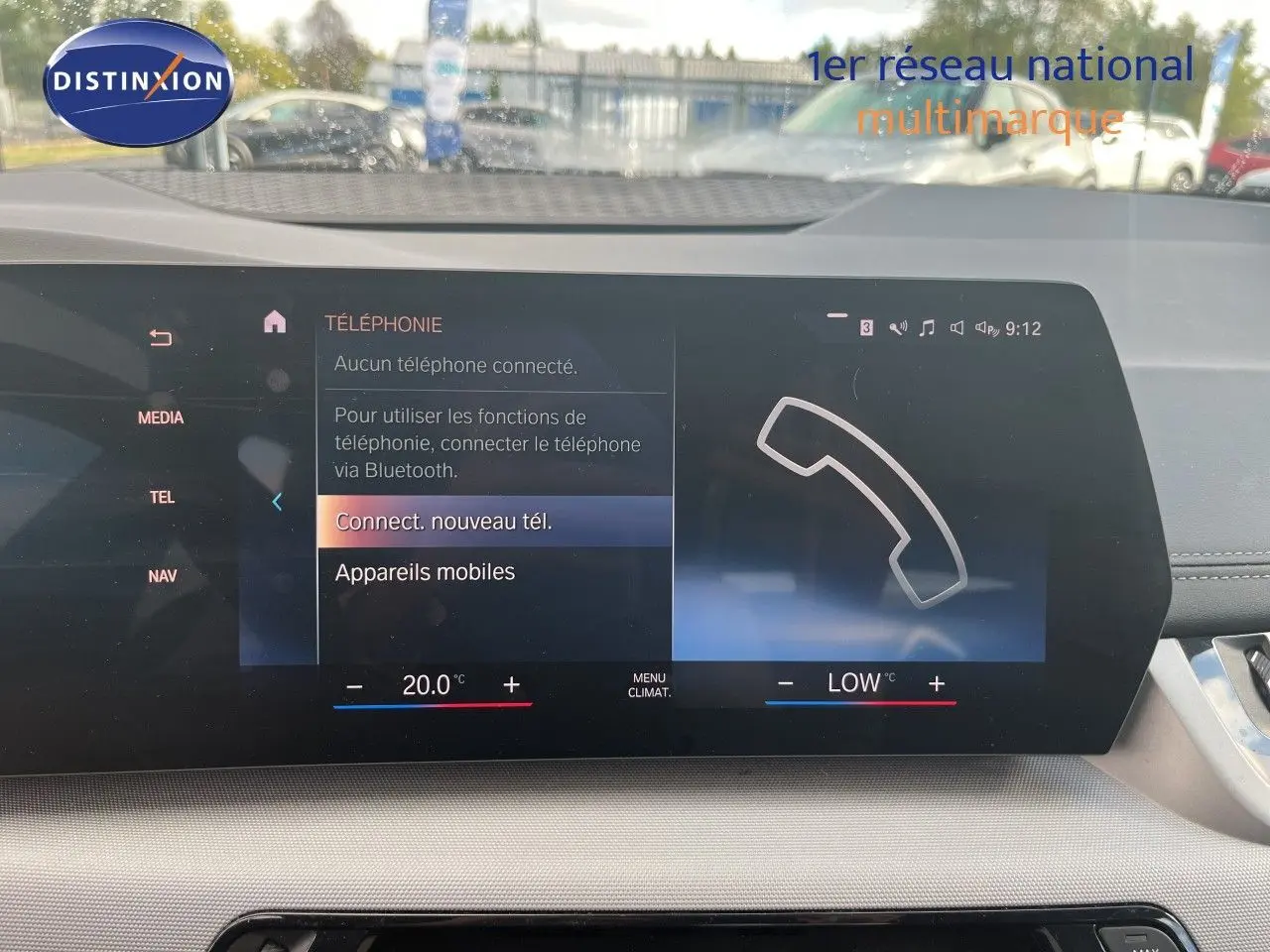 Écran tactile intérieur de la BMW Série 2 Active Tourer 225E XDrive 2022, affichant le menu téléphone et climatisation.