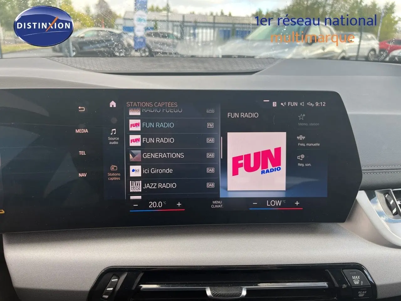 Vue rapprochée de l'écran multimédia intérieur du BMW Série 2 Active Tourer 225e XDrive, affichant la radio Fun Radio.