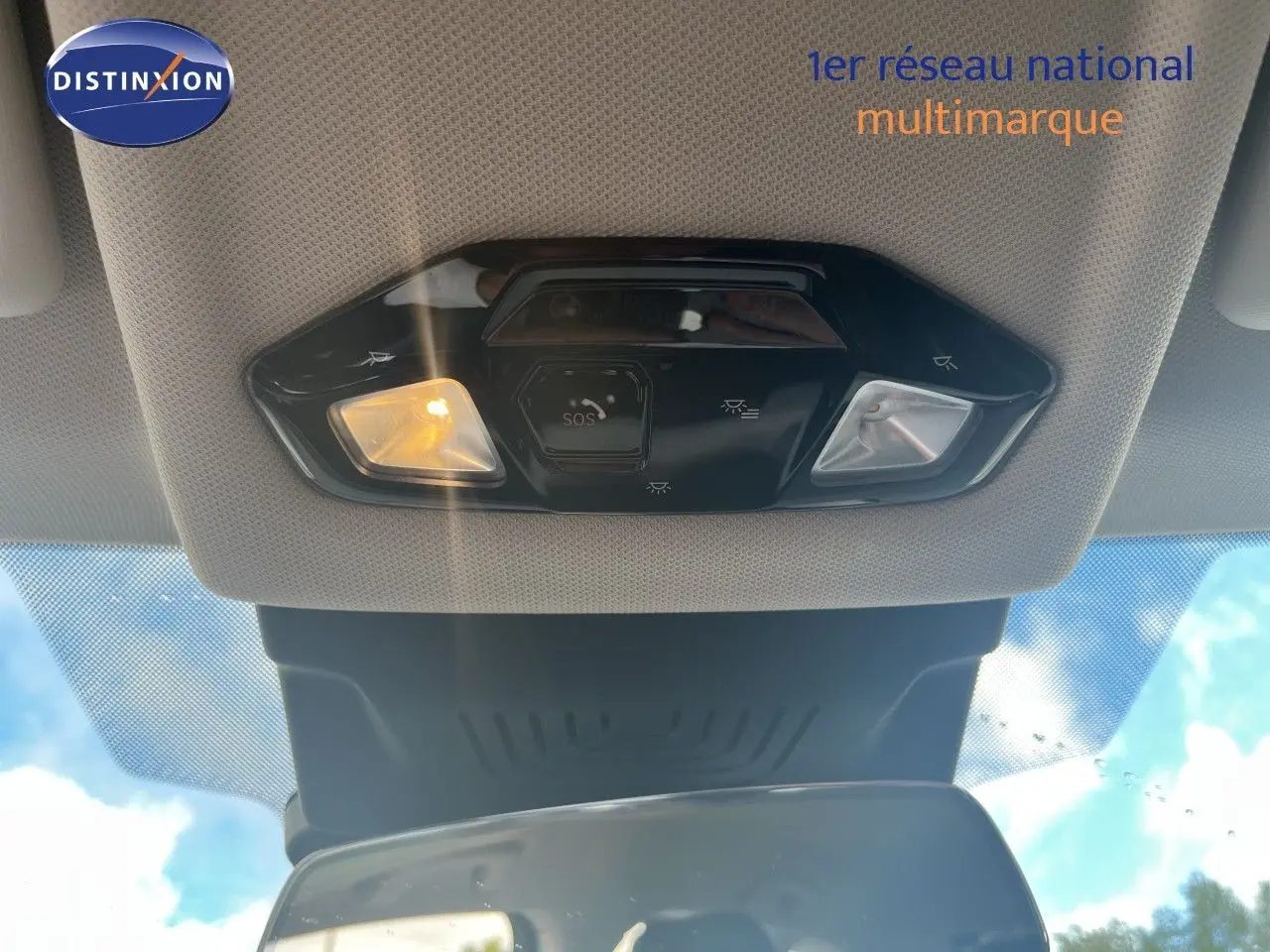 Vue en contre-plongée sur le plafonnier intérieur avec éclairage, dans une BMW Série 2 Active Tourer gris métallisé.