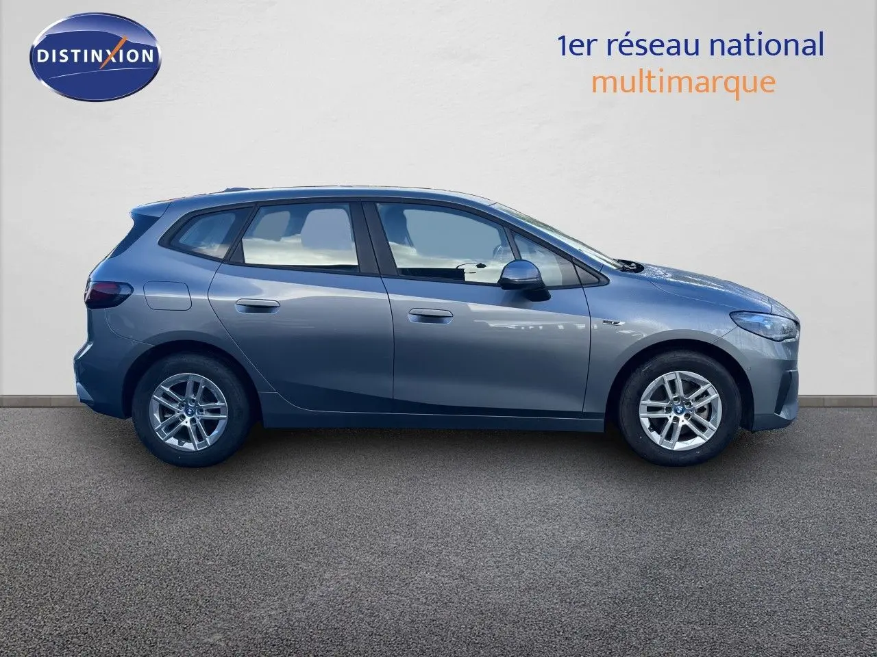 Vue latérale droite d'une BMW Série 2 Active Tourer hybride rechargeable en gris métallisé Skyscraper avec jantes alliage.