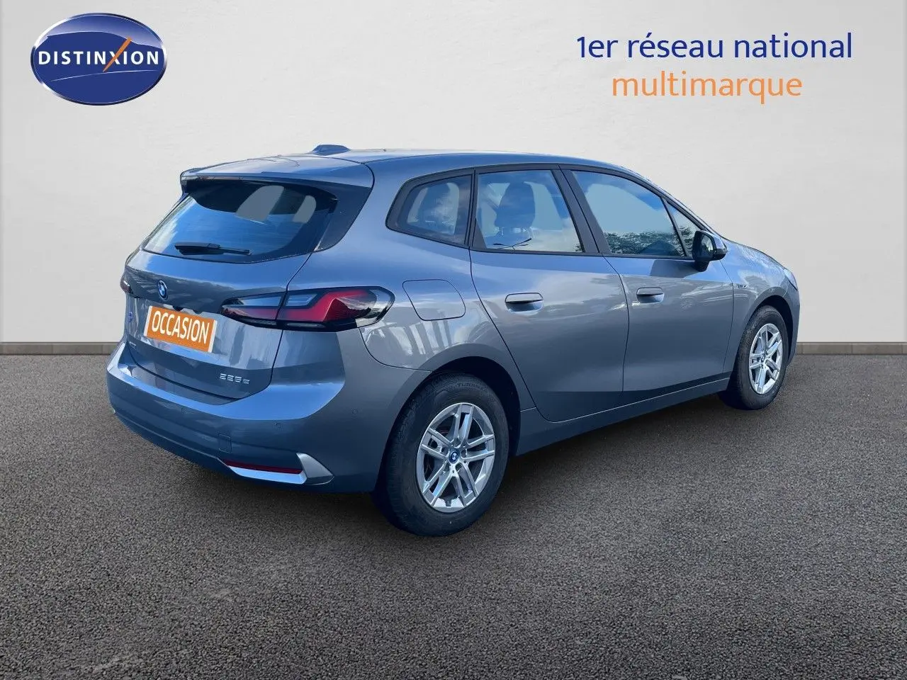 BMW Série 2 Active Tourer 225e xDrive gris métallisé vue 3/4 arrière droit sur fond neutre.
