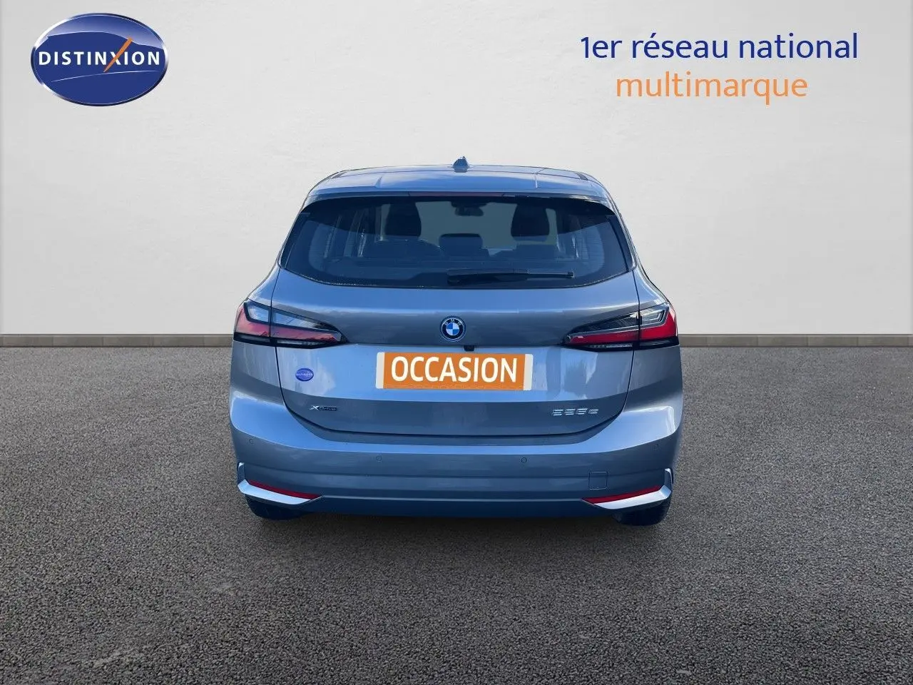 Vue arrière d'une BMW Série 2 Active Tourer 225e xDrive grise métallisée, avec feux arrière LED et plaque "OCCASION".