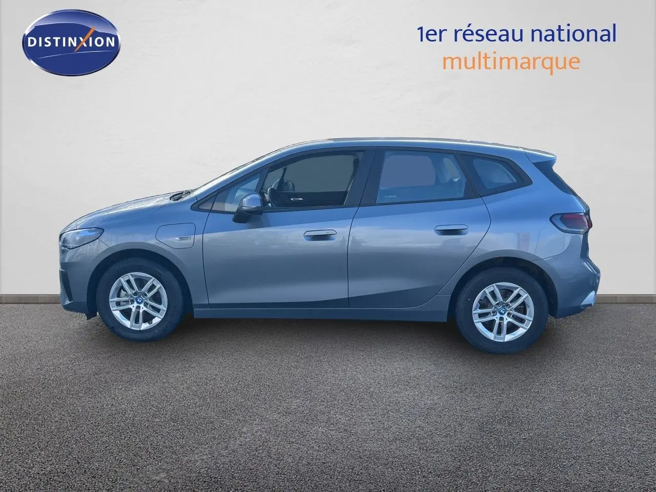 Profil droit d'une BMW Série 2 Active Tourer 225e xDrive gris métallisé, avec jantes alliage et vitres teintées.
