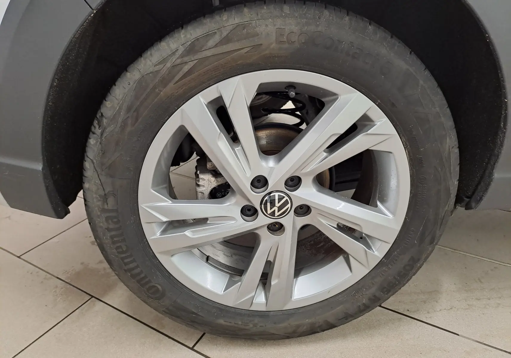 Gros plan sur la jante alliage argentée du Volkswagen Taigo 2024 R-Line avec pneu Continental EcoContact 6.
