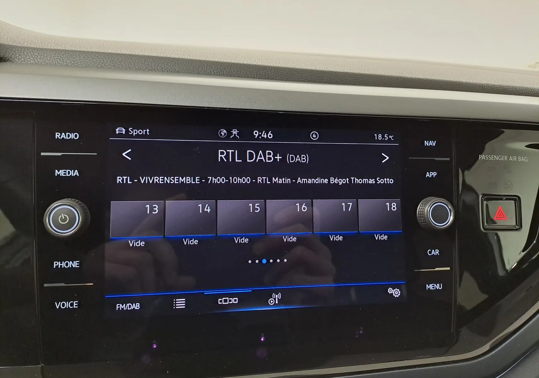 Écran tactile central du Volkswagen Taigo 2024 en mode radio DAB+, avec commandes autour et finition noire brillante.