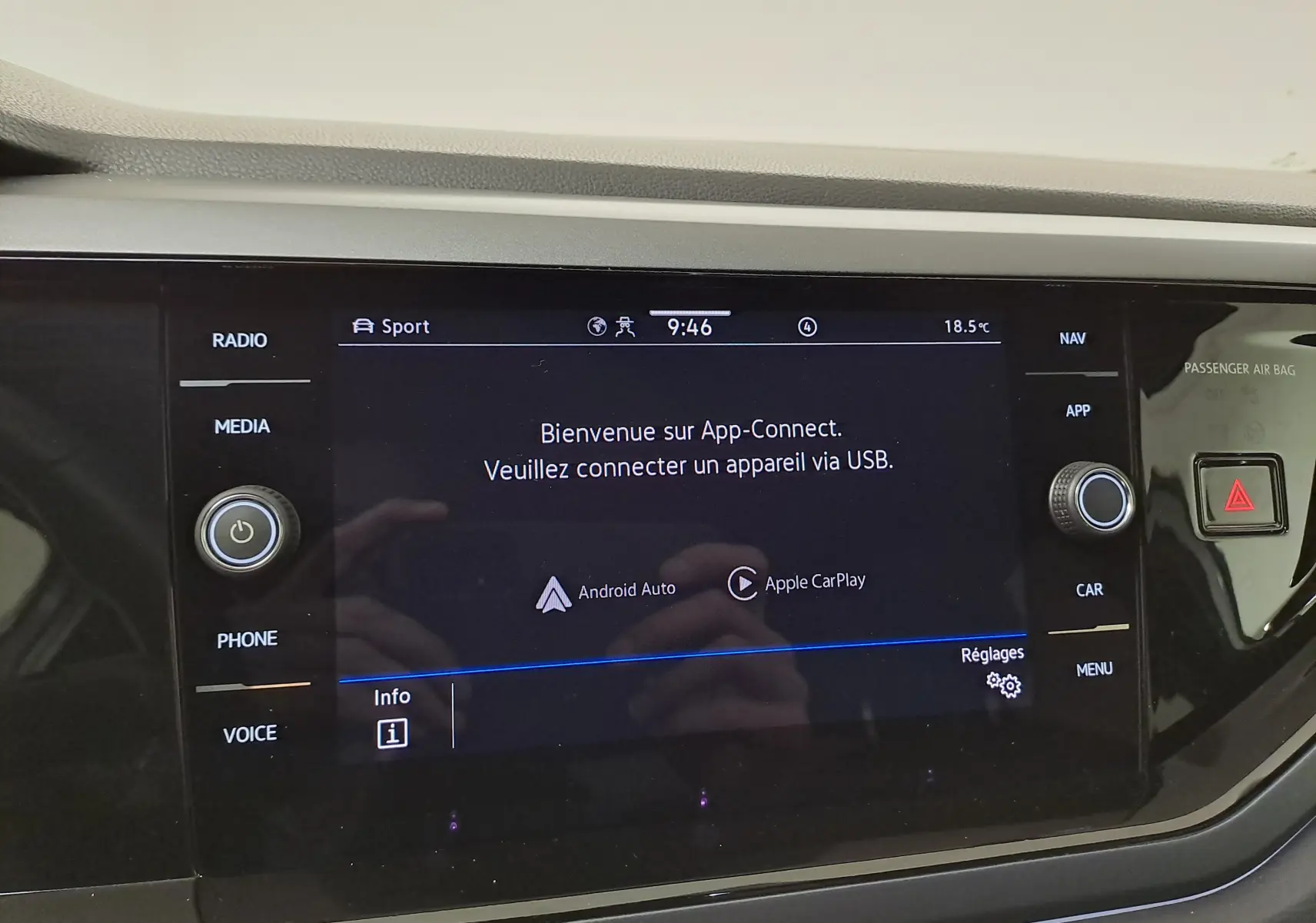 Écran tactile central du Volkswagen Taigo 2024 affichant l'interface App-Connect avec options Android Auto et Apple CarPlay.