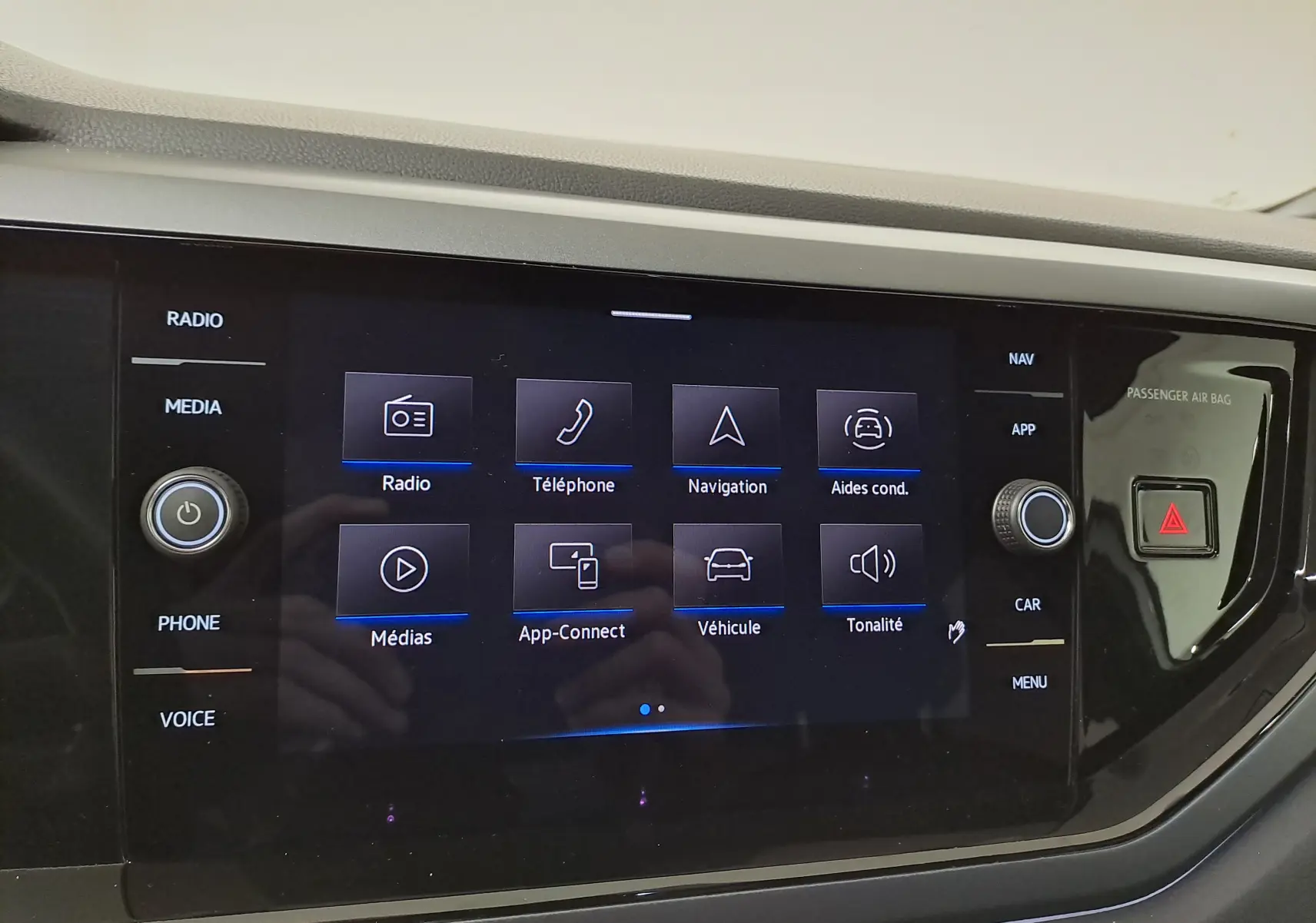 Écran tactile central du Volkswagen Taigo 2024 affichant les options radio, téléphone, navigation et aides à la conduite.