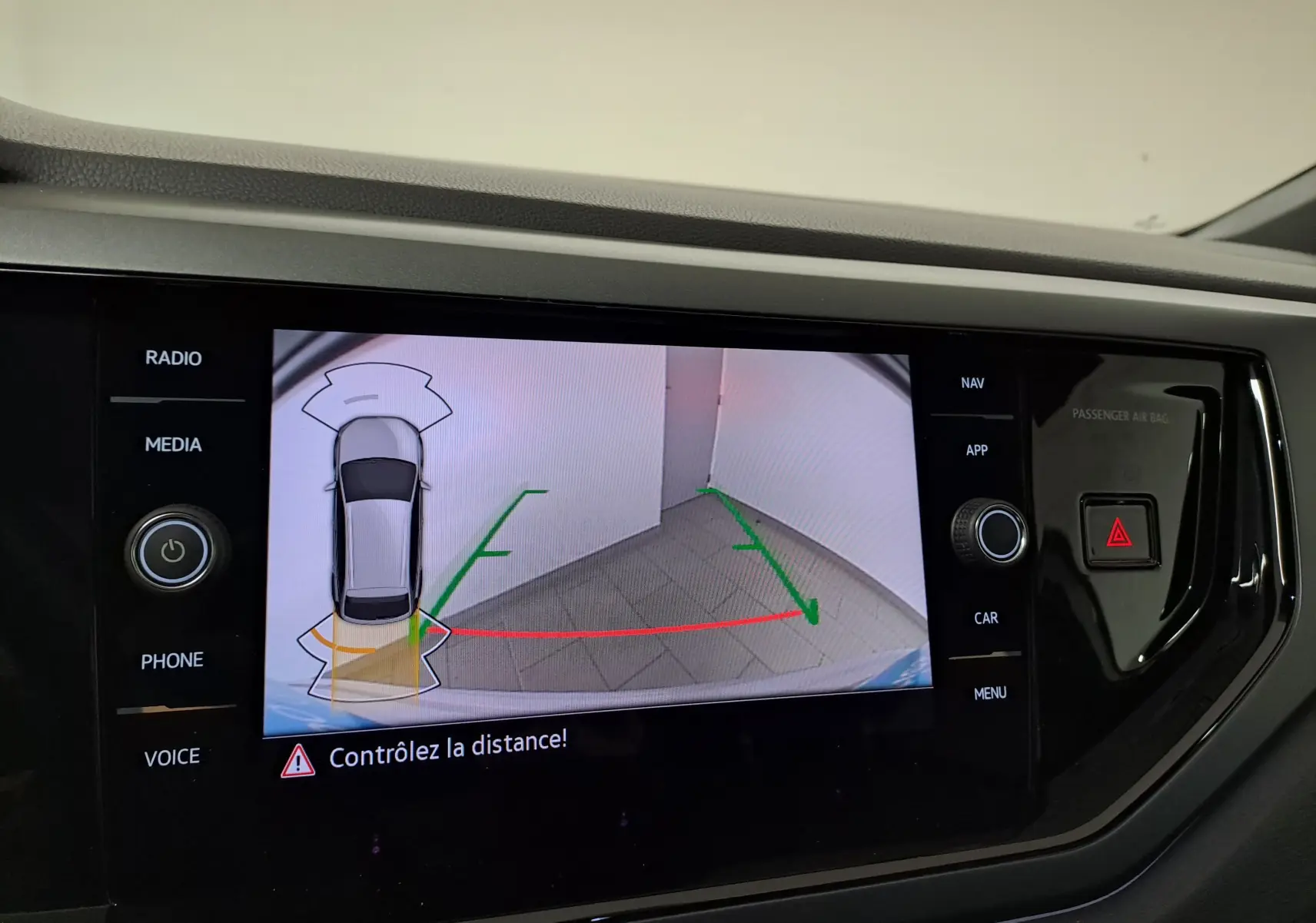 Affichage de la caméra de recul du Volkswagen Taigo 1.0 TSI 110 DSG7 R-LINE en peinture métallisée Reflet d'argent.