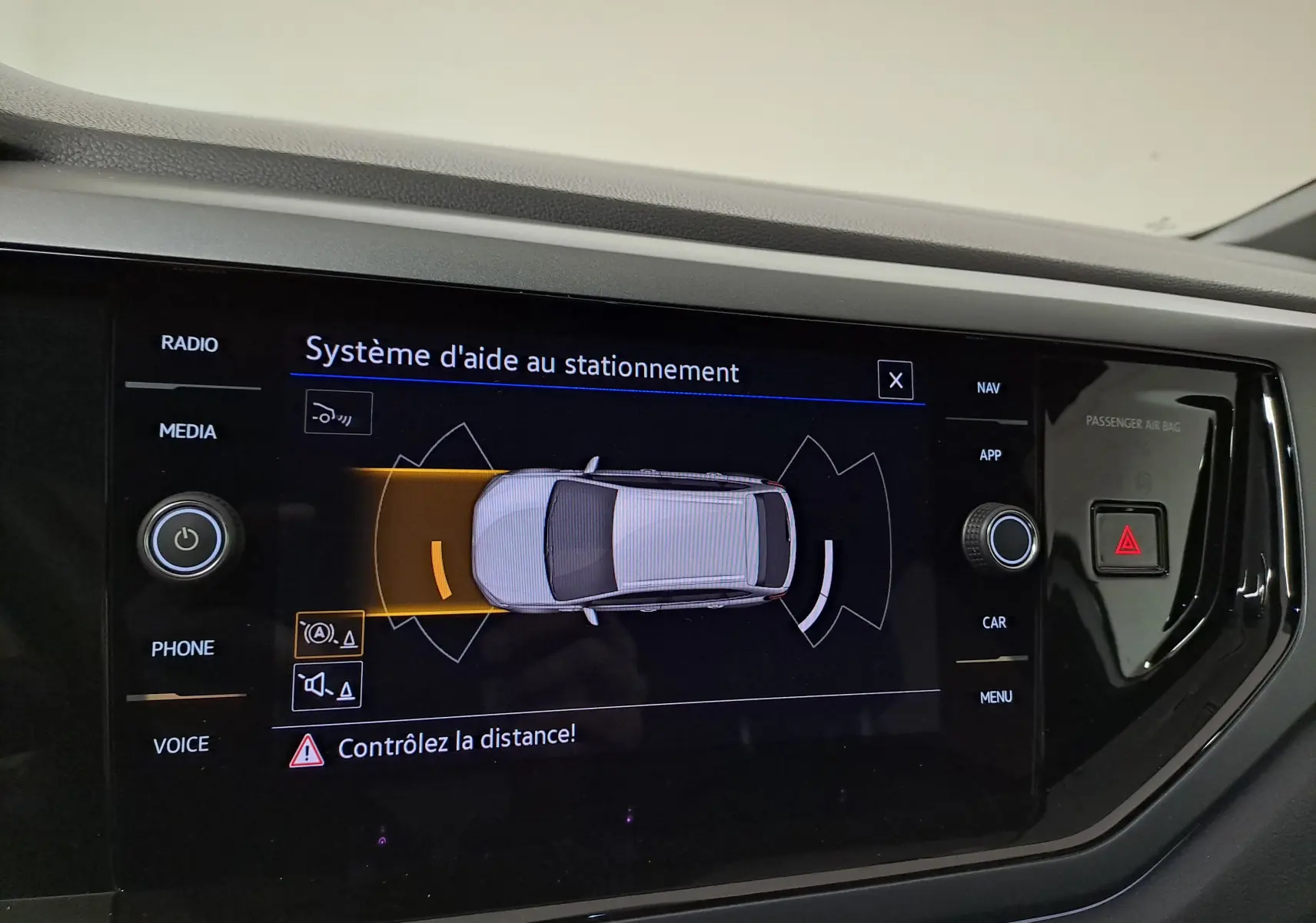 Écran du système d'aide au stationnement du Volkswagen Taigo 2024 affichant la détection avant en orange.