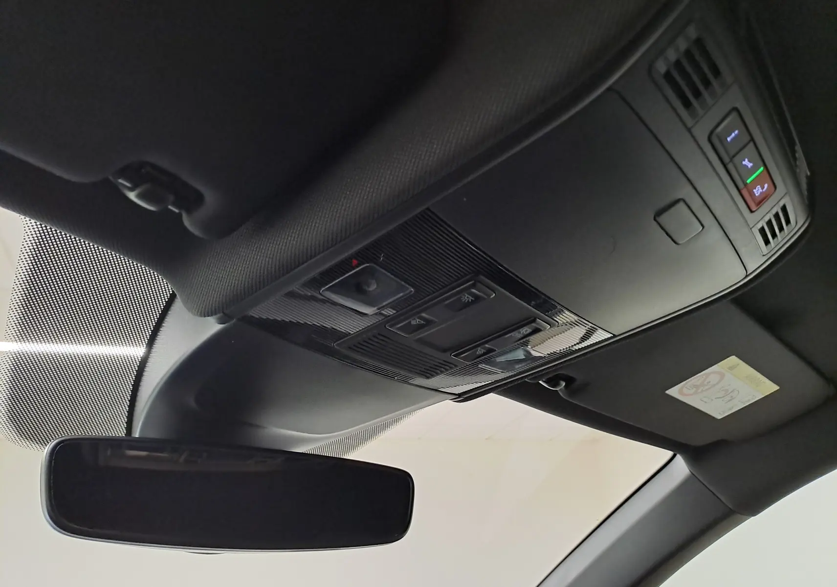 Plafonnier et rétroviseur intérieur noir du Volkswagen Taigo 2024, version R-Line, avec commandes lumineuses intégrées.