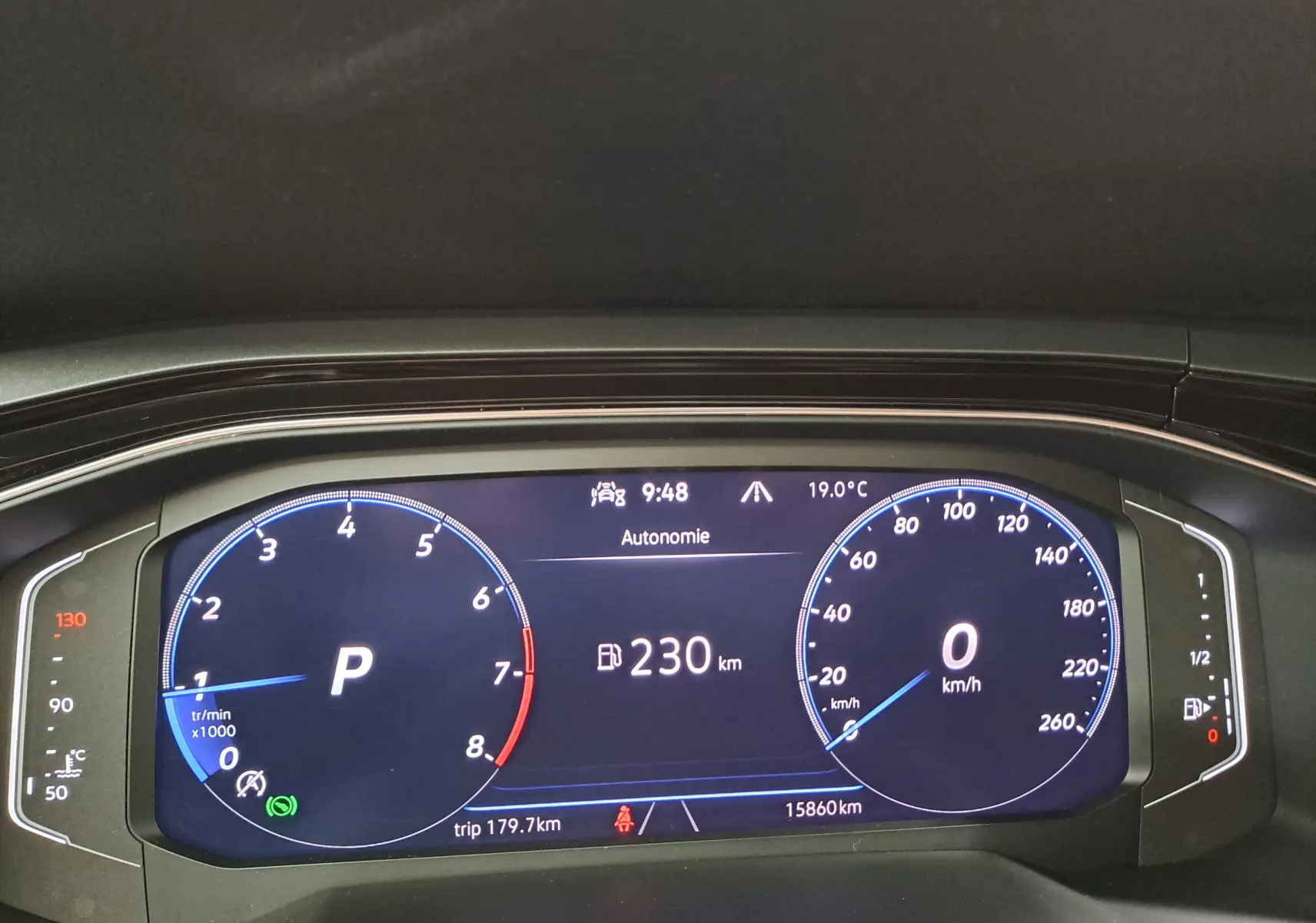 Tableau de bord numérique du Volkswagen Taigo 1.0 TSI 110 DSG7 R-LINE affichant autonomie et compte-tours.