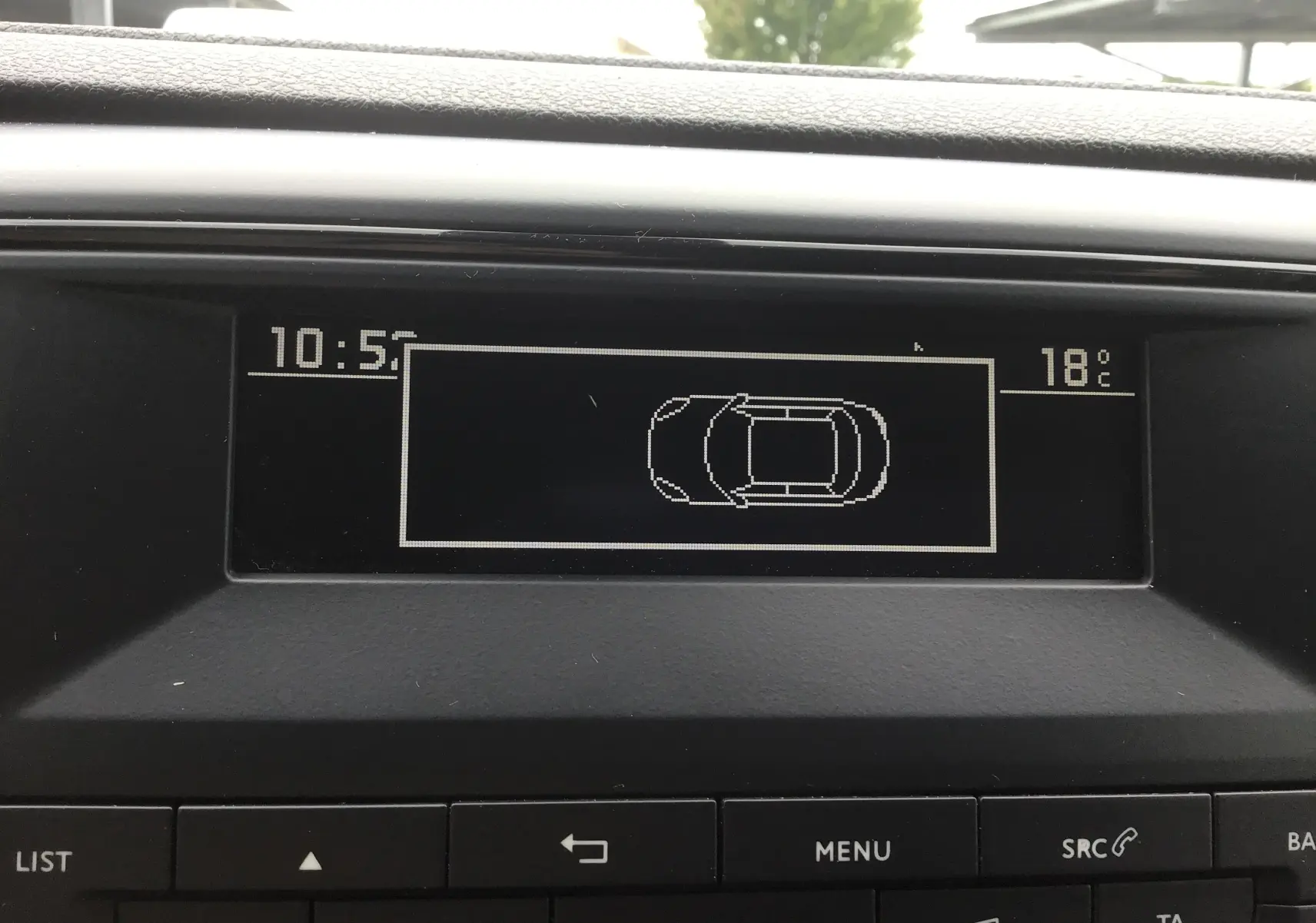 Affichage intérieur du tableau de bord de l'Opel Vivaro 2022 montrant une vue schématique du véhicule et la température extérieure à 18°C