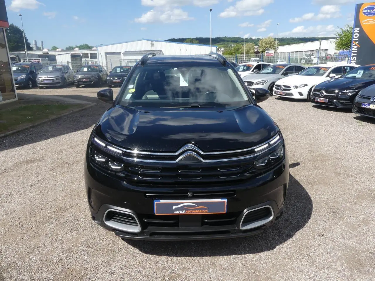 Vue de face d'un SUV Citroën C5 Aircross noir nacré avec calandre noire brillante et projecteurs LED.