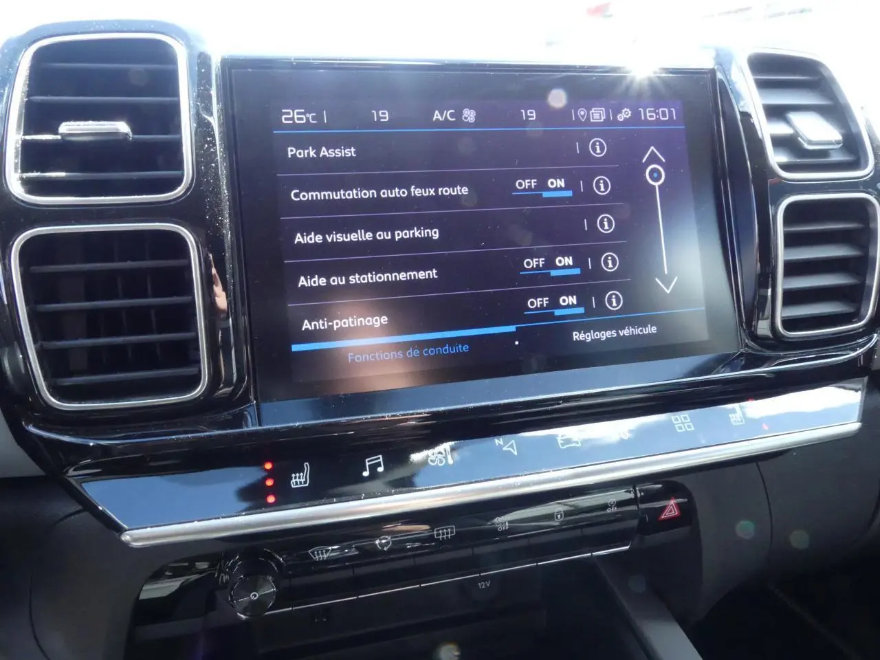 Écran tactile central du tableau de bord du Citroën C5 Aircross noir, affichant les aides à la conduite.