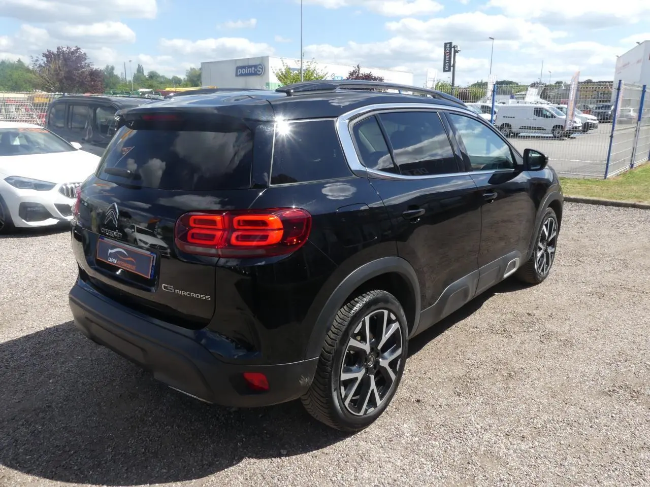 Vue 3/4 arrière droite du Citroën C5 Aircross noir nacré avec jantes alliage et vitres teintées.