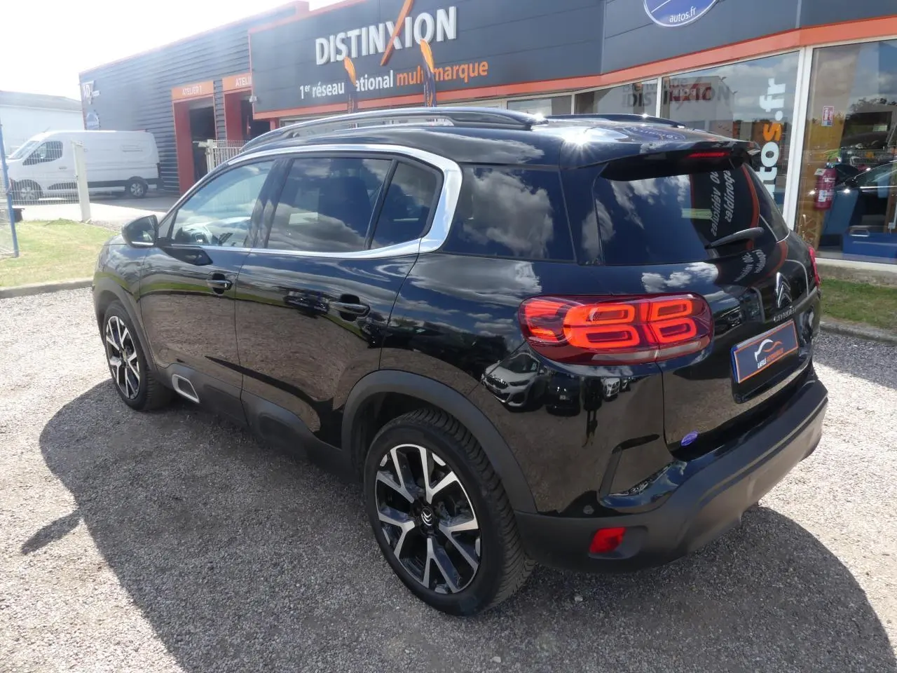 Citroën C5 Aircross noir perla nacré vu en 3/4 arrière droit avec jantes alliage et contours chromés.