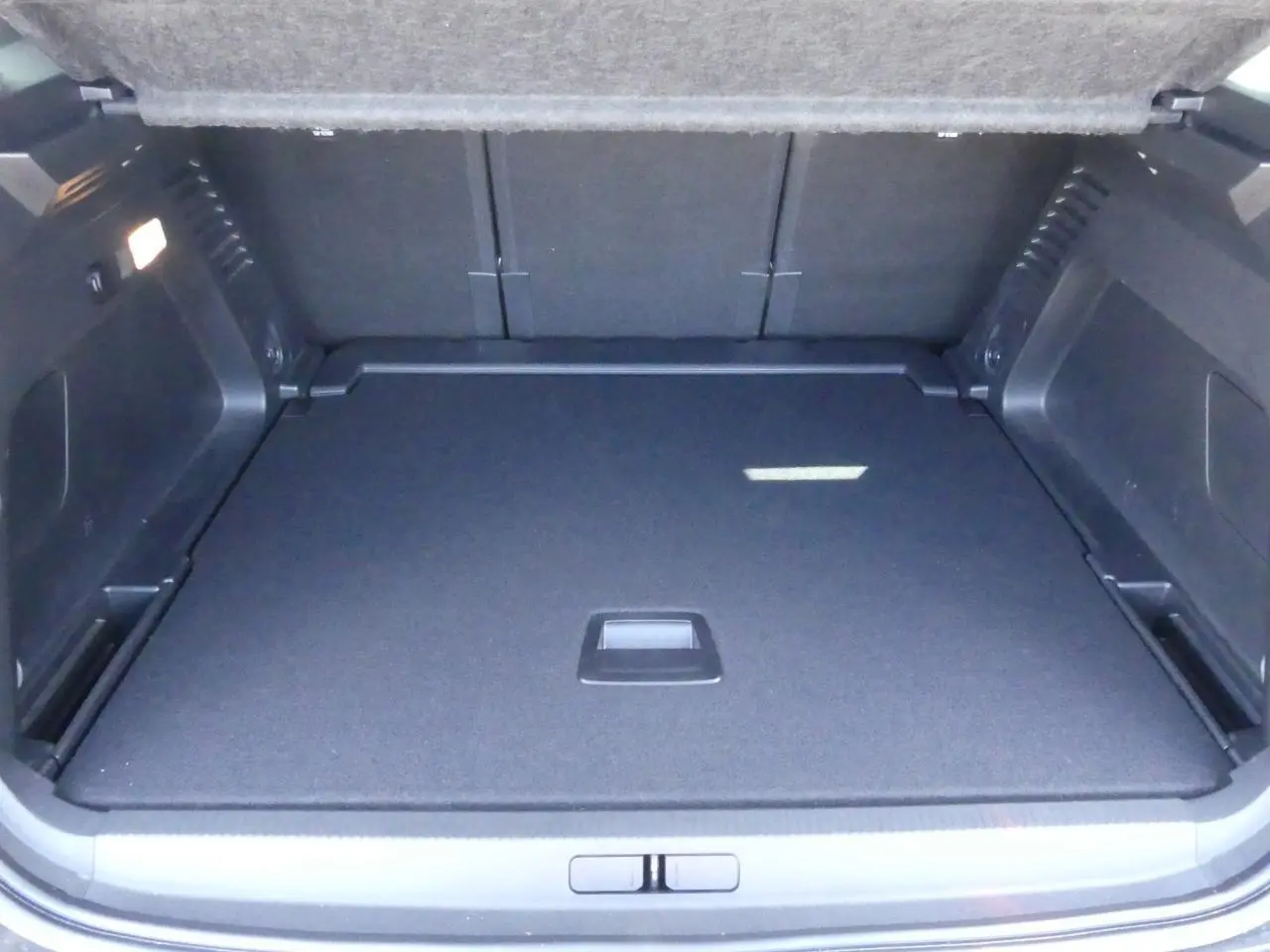 Coffre ouvert du Citroën C5 Aircross noir 2020, montrant le plancher plat et les rangements latéraux.