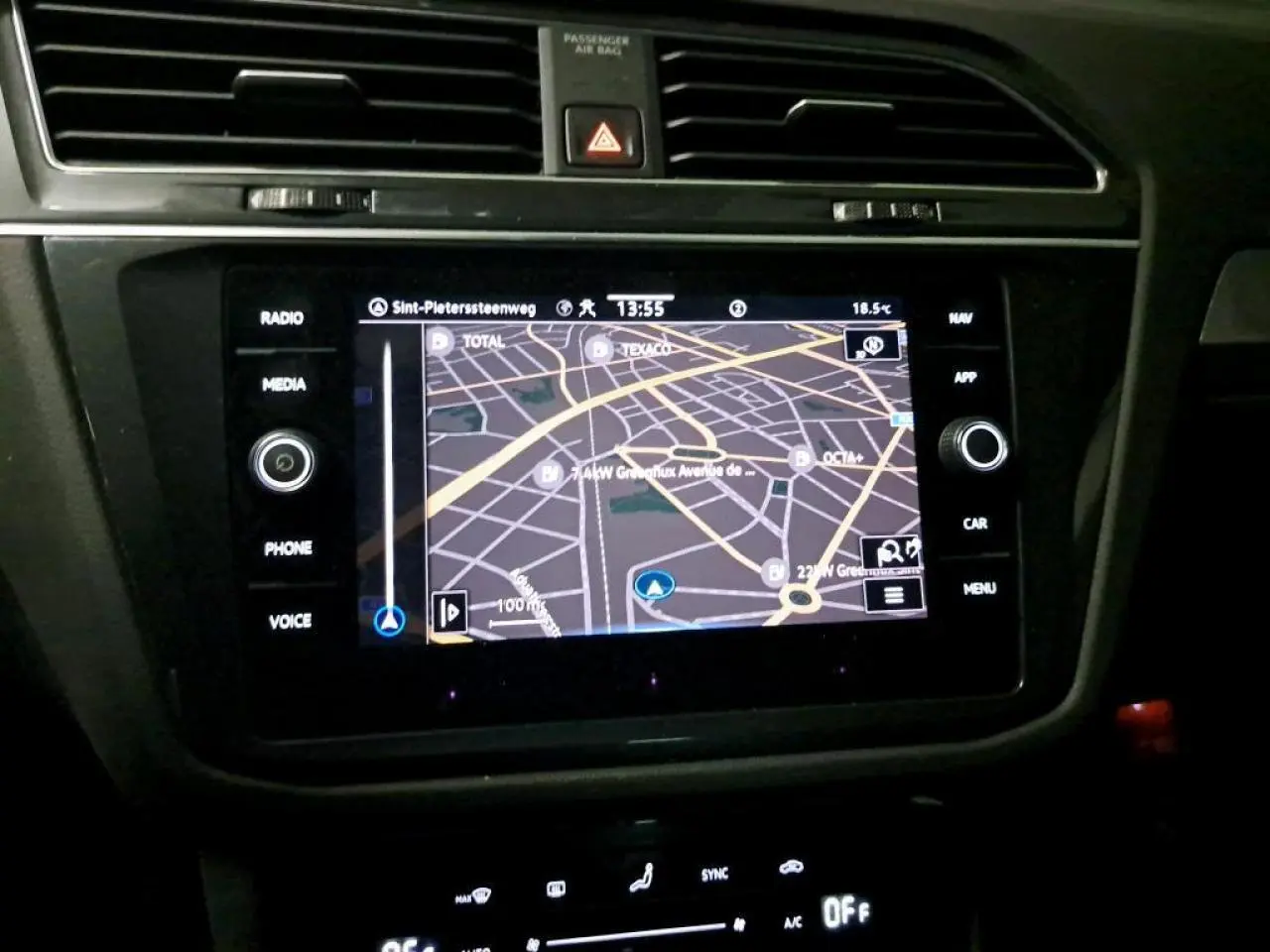 Écran tactile de navigation Discover Media affichant une carte, tableau de bord intérieur du Volkswagen Tiguan argent Fleuret.