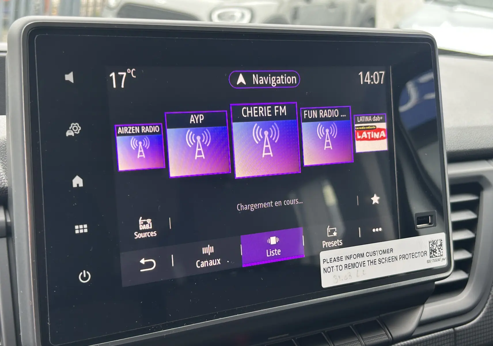 Écran tactile 8 pouces du Renault Trafic Combi 2025 affichant les radios DAB+ et la navigation.