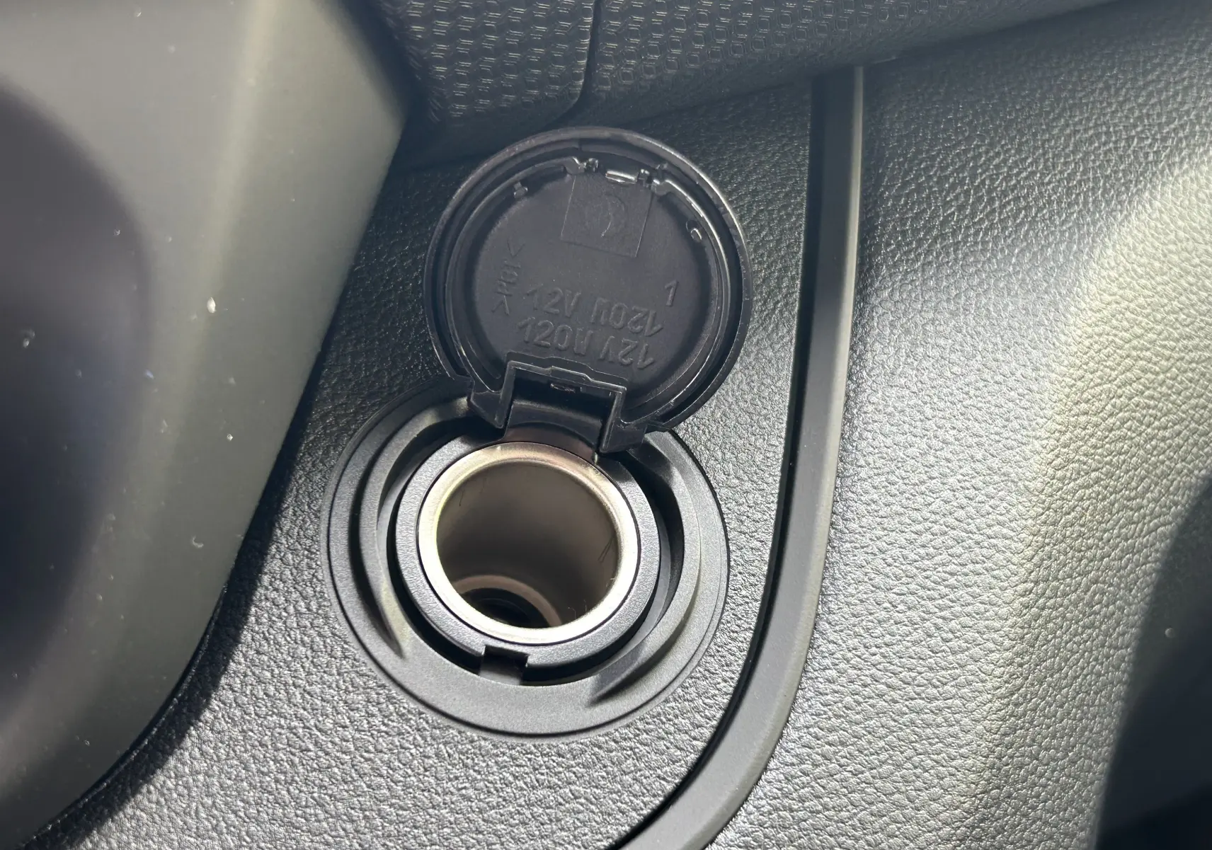 Prise allume-cigare 12V ouverte sur la console intérieure du Renault Trafic Combi L2 Grand Evolution 2025.