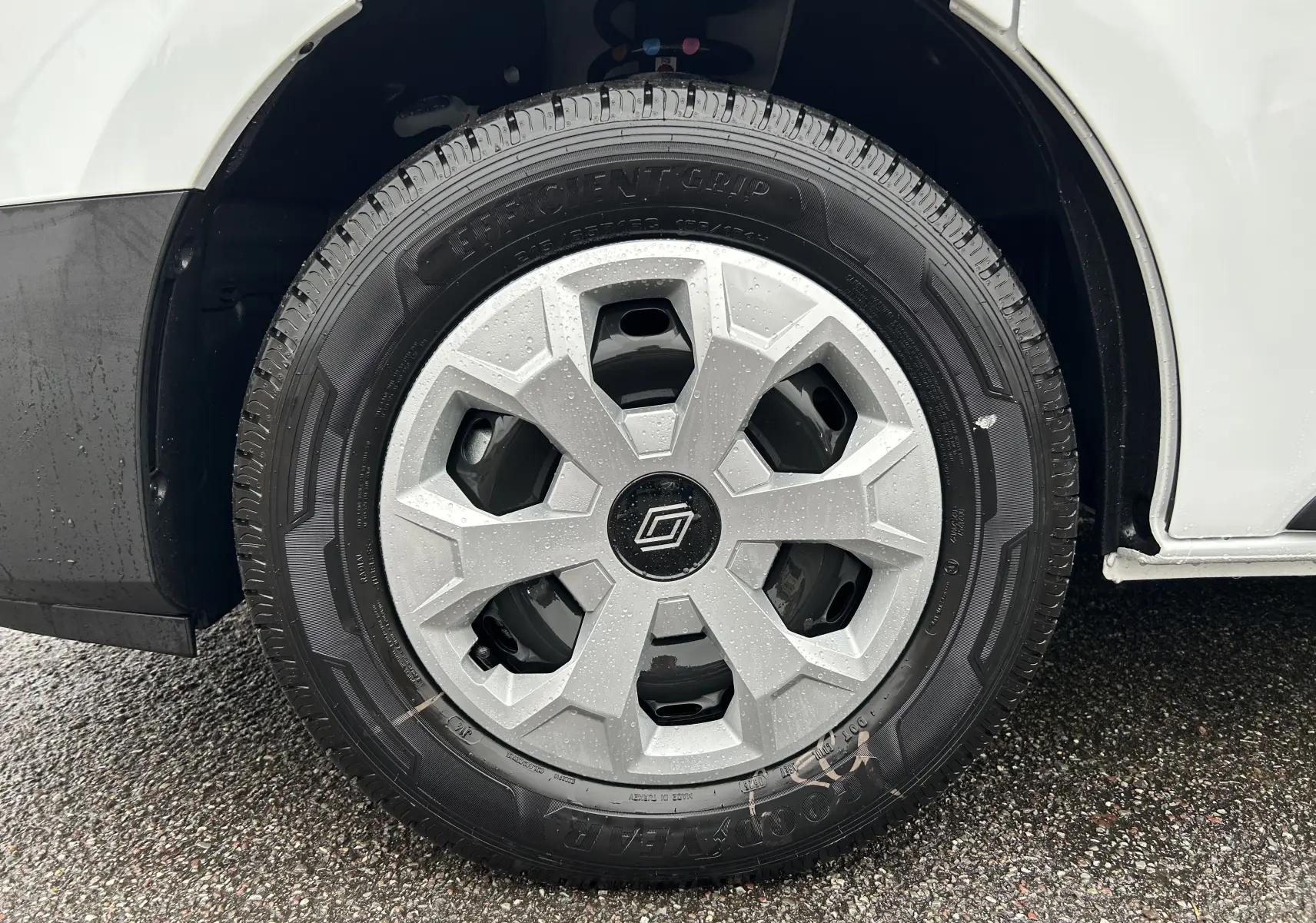 Gros plan sur la roue avant droite blanche du Renault Trafic Combi 2025 avec jante argentée et pneu Goodyear.