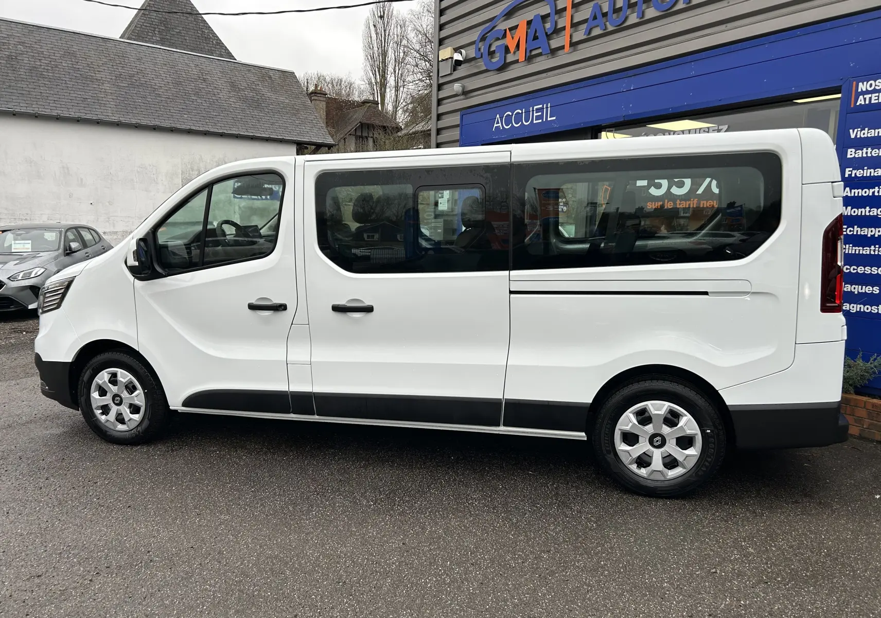 Profil droit du Renault Trafic Combi blanc glacier 2025 avec porte latérale coulissante et vitres teintées.