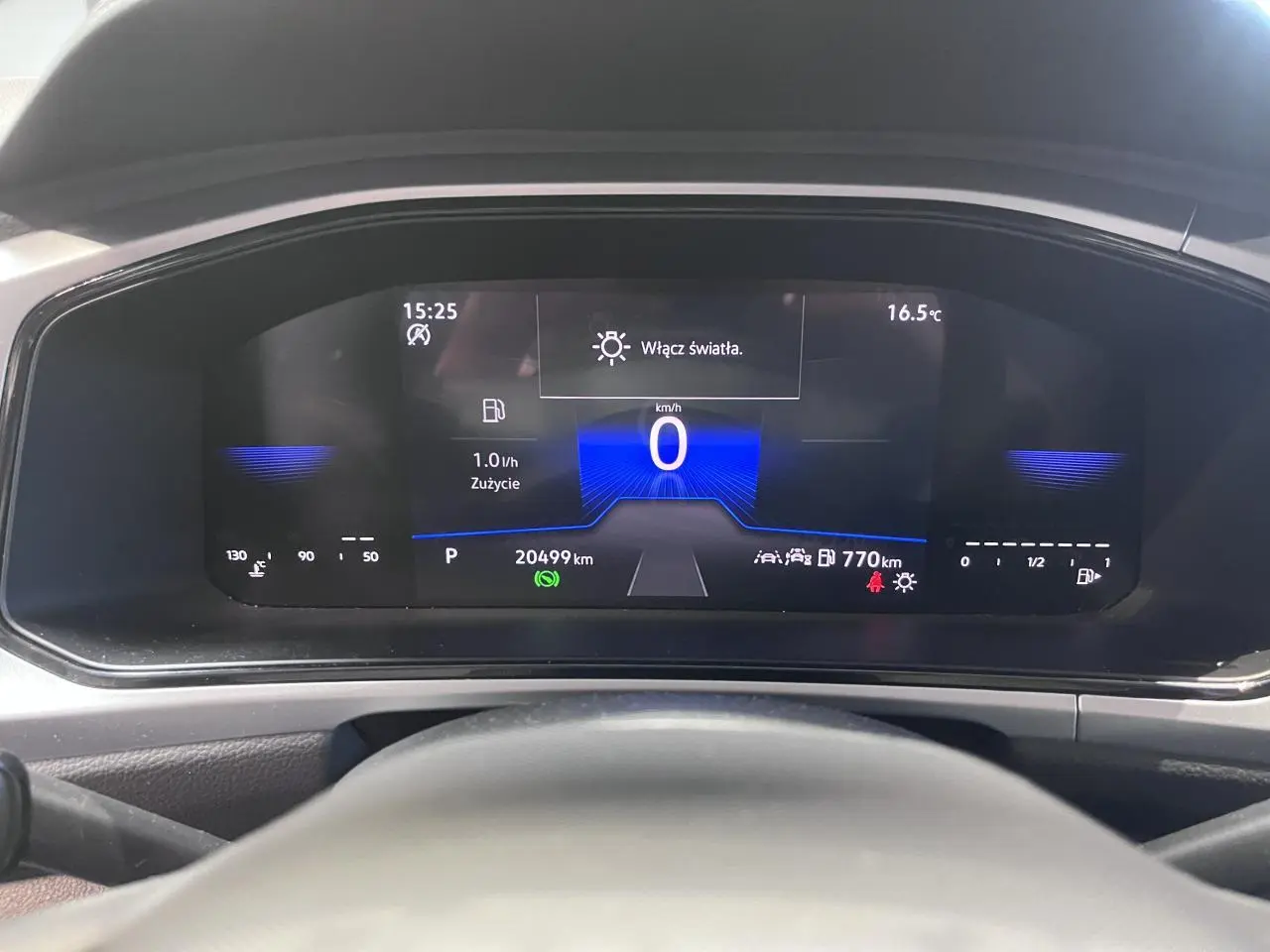 Vue rapprochée du combiné d'instruments digital du Volkswagen T-Roc 2025 en Deep Black Pearlescent.