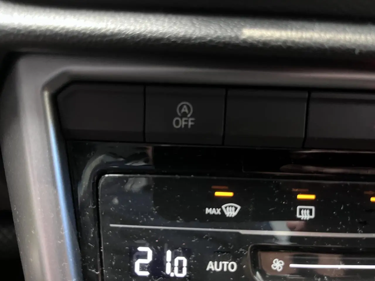 Détail du panneau de commande de la climatisation automatique du Volkswagen T-Roc 2025 en noir profond.