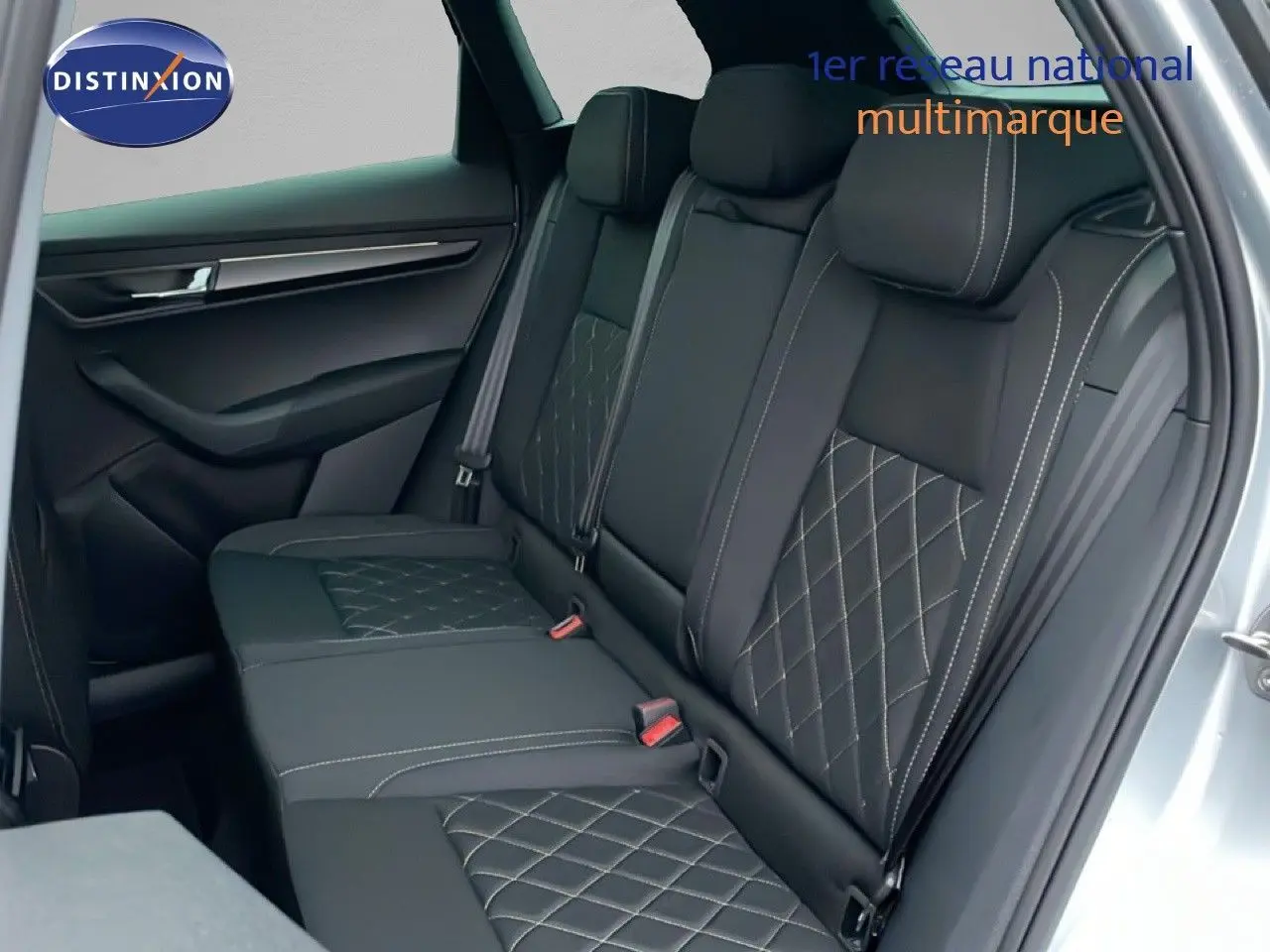 Vue intérieure côté droit des sièges arrière en tissu noir avec surpiqûres contrastées du Skoda Karoq gris argent 2025.