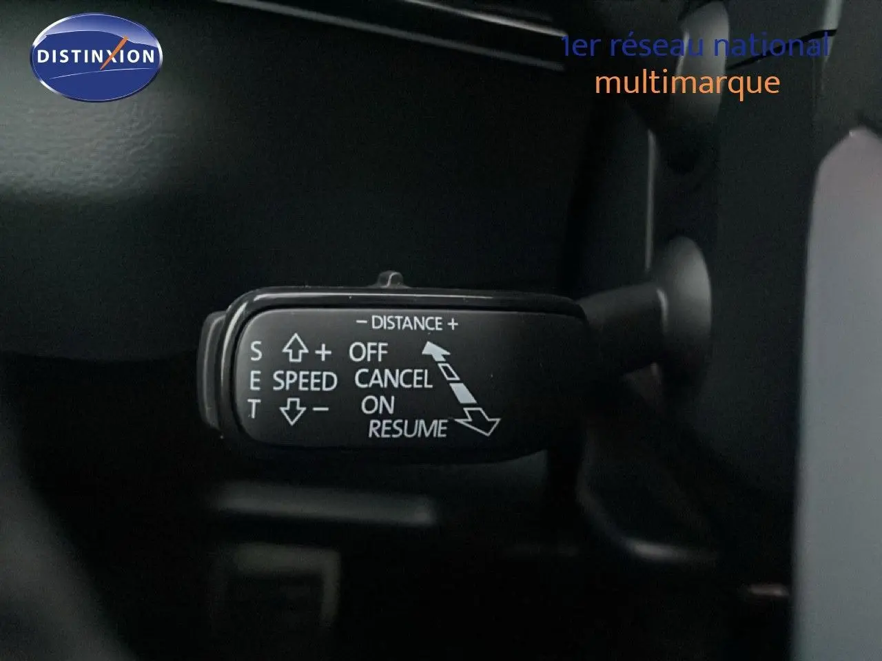 Gros plan sur la commande de régulateur de vitesse du Skoda Karoq 1.5 TSI 150ch DSG7 Sportline, intérieur noir.