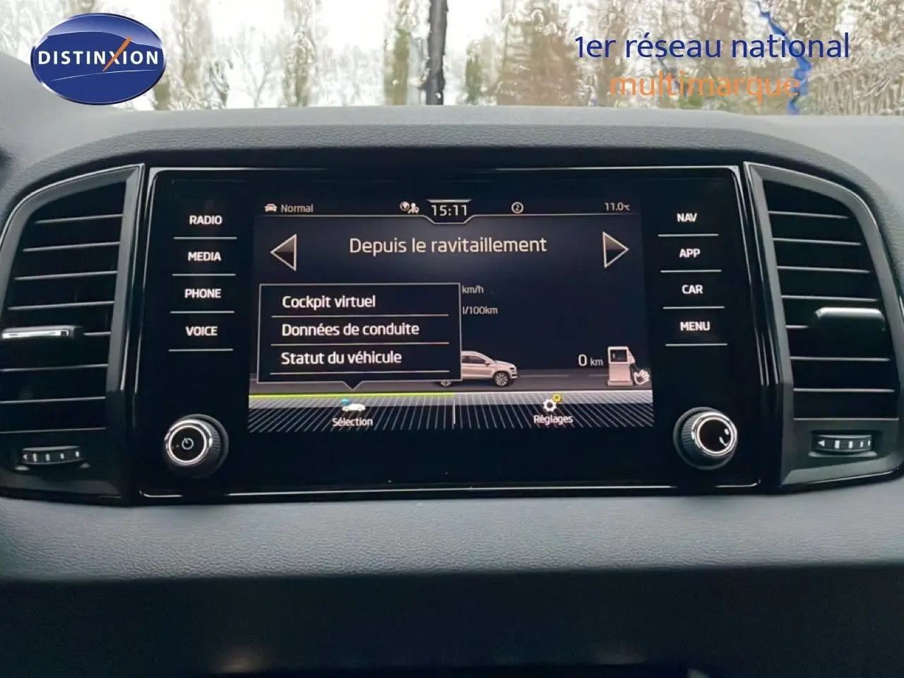 Écran central tactile du tableau de bord du Skoda Karoq 2025 avec menu de conduite affiché, intérieur noir.
