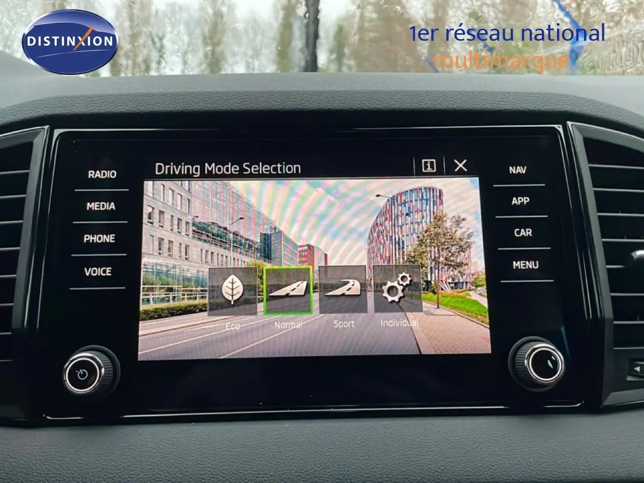 Écran tactile central du Skoda Karoq 2025 affichant la sélection du mode de conduite en intérieur noir.