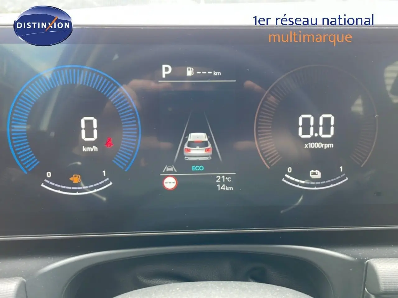 Affichage numérique du tableau de bord du Hyundai Tucson blanc, montrant la vitesse à 0 km/h et le mode ECO activé.