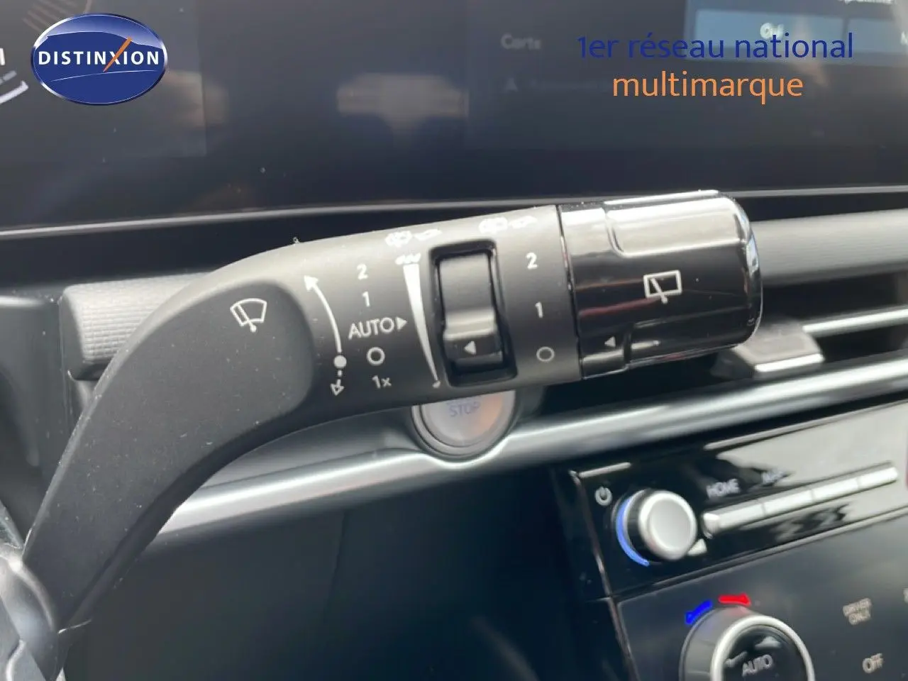 Gros plan sur la commande d'essuie-glace dans l'habitacle du Hyundai Tucson blanc Atlas 2026, version hybride.