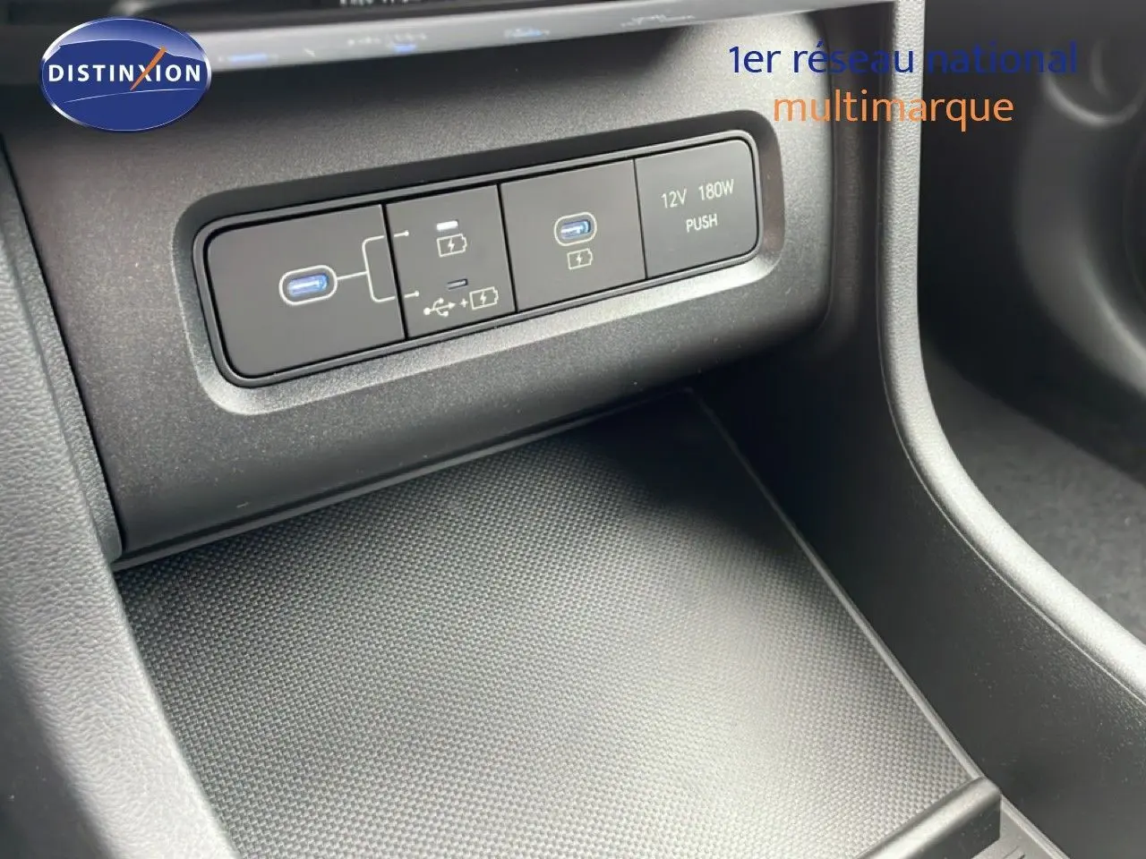 Détail de la console centrale du Hyundai Tucson 2026 blanc Atlas, montrant les ports USB et prise 12V.