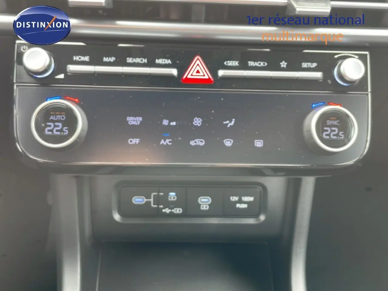 Vue rapprochée du tableau de bord du Hyundai Tucson 2026, montrant la console de climatisation digitale et les ports USB.