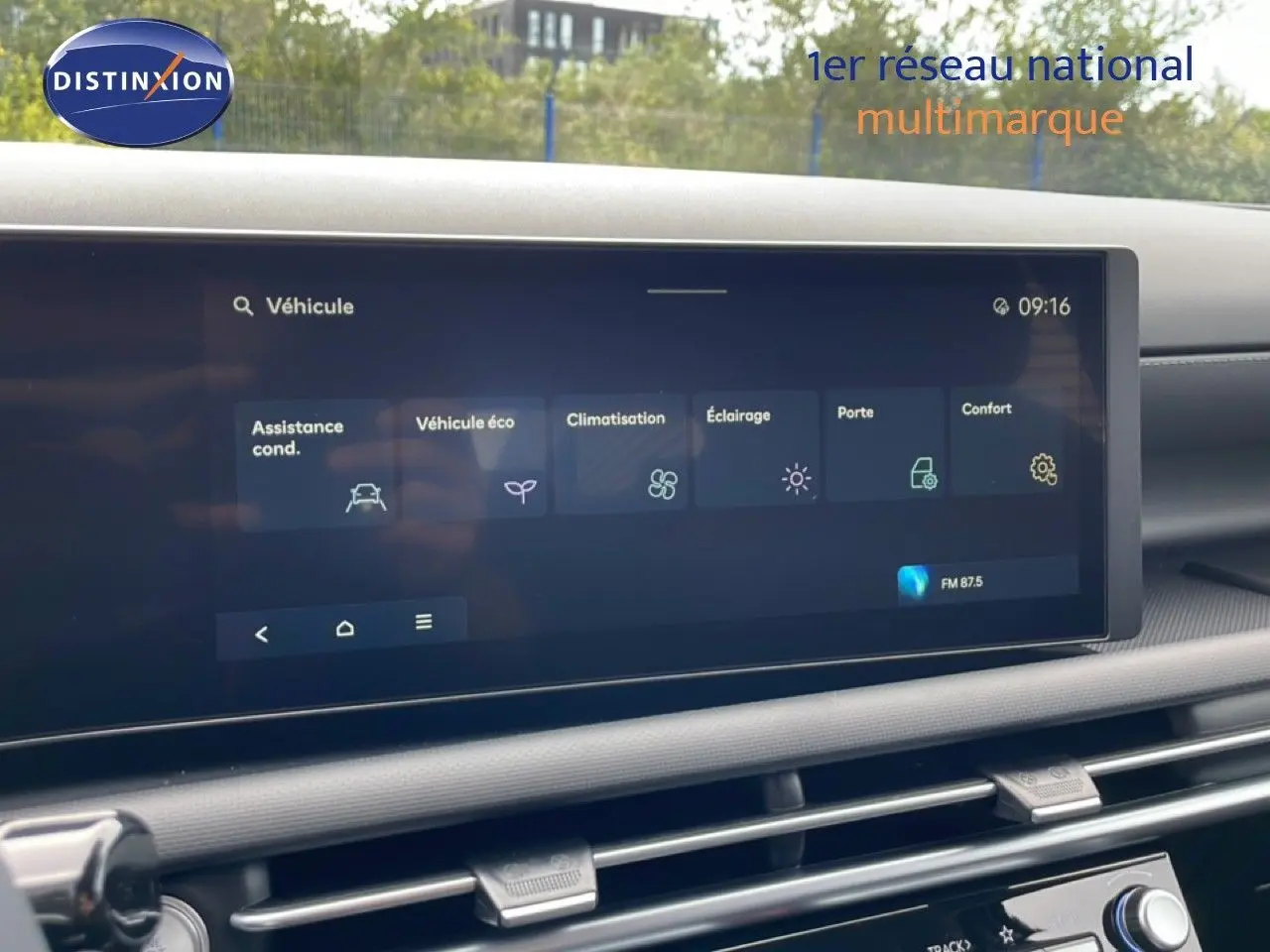 Écran tactile intérieur du Hyundai Tucson 2026 affichant les réglages de véhicule, climatisation et éclairage.