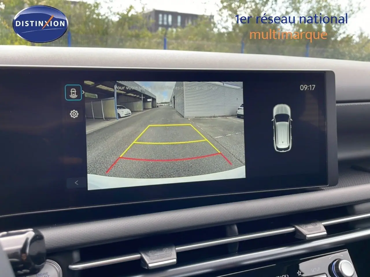 Écran intérieur affichant la caméra de recul du Hyundai Tucson blanc Atlas, avec repères de distance colorés.