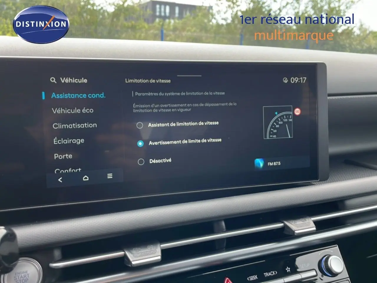 Écran tactile intérieur du Hyundai Tucson 2026 montrant les options d’assistance à la conduite, avec tableau de bord noir.