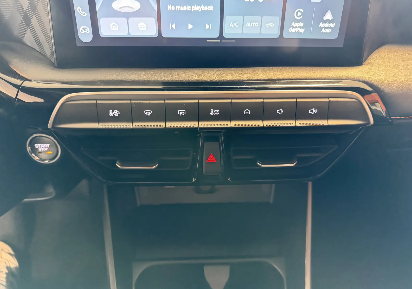 Gros plan sur la console centrale du MG3 2025 cosmic silver, avec écran tactile 10,25", boutons climatisation et démarrage.