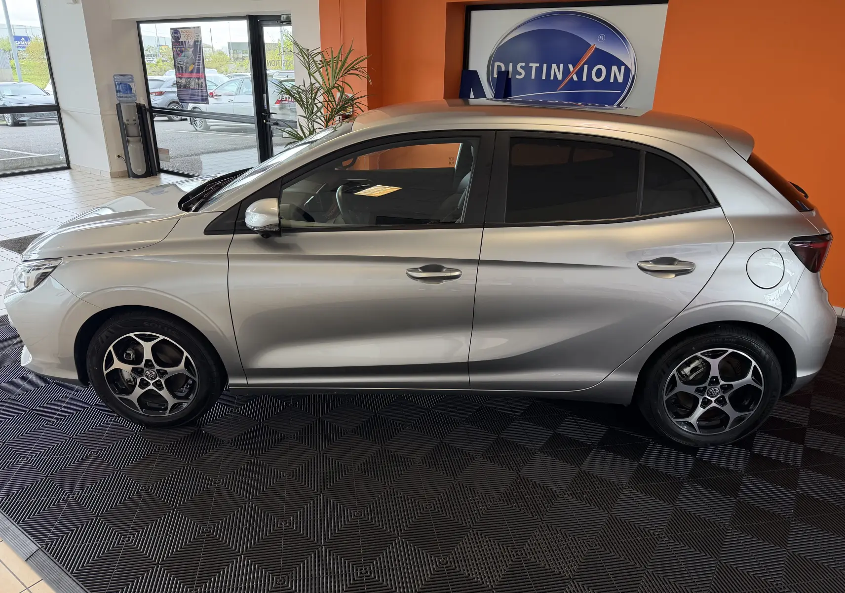 Vue de profil côté gauche de la MG3 1.5 L Hybrid+ 195 ch Luxury en cosmic silver avec jantes alliage 16 pouces en Y.