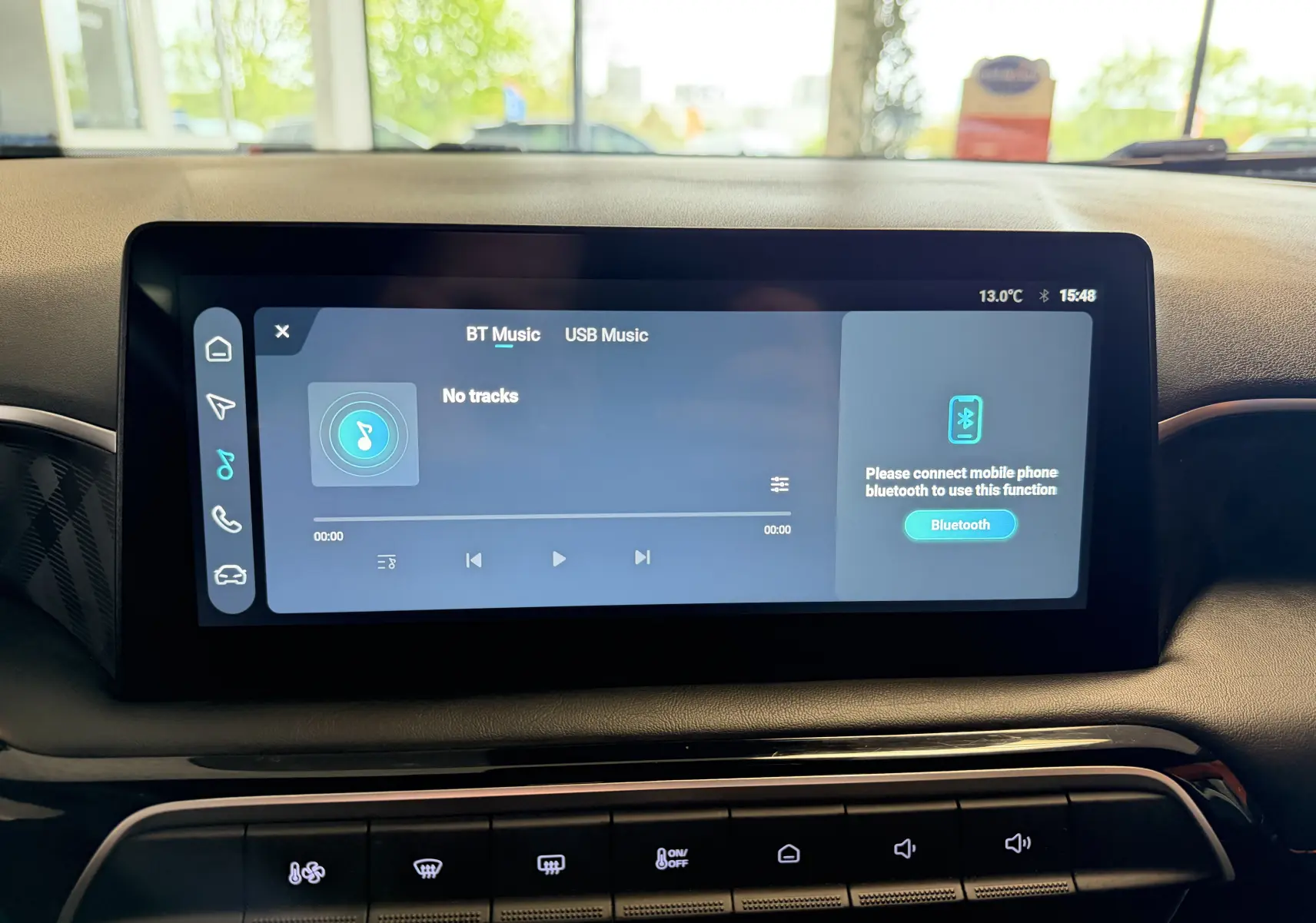 Écran tactile central 10,25 pouces du MG3 1.5 L Hybrid+ 2025 affichant la musique Bluetooth, vue frontale intérieure.