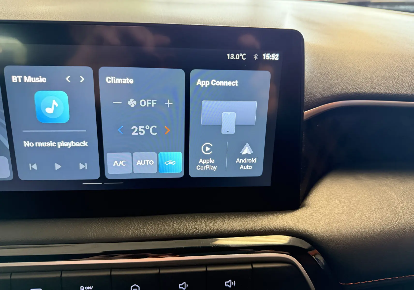 Écran tactile central de 10,25 pouces du MG3 2025 en cosmic silver, affichant climatisation et connectivité Apple CarPlay.
