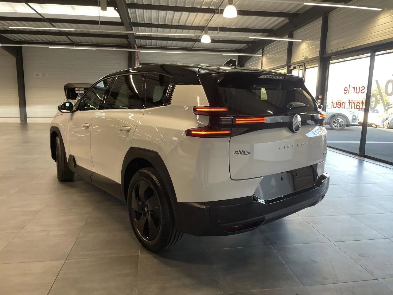 Vue 3/4 arrière droite du Citroën C5 Aircross blanc Okenite avec toit noir et feux arrière LED distinctifs.