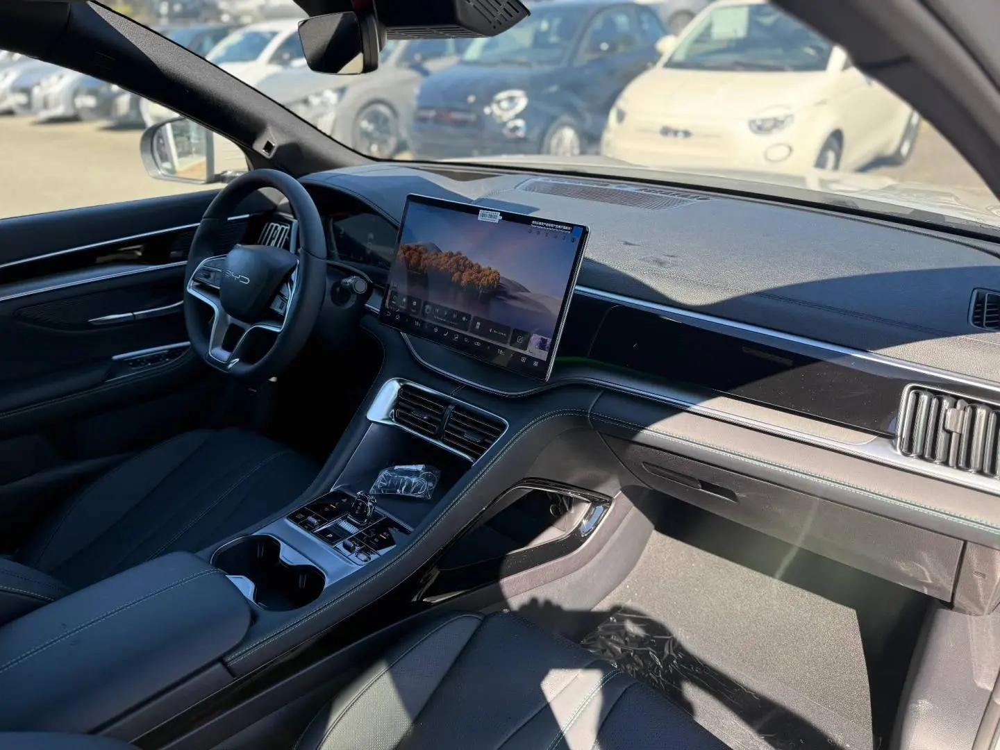 Vue intérieure côté passager du tableau de bord et console centrale du BYD SEAL U avec écran tactile flottant.