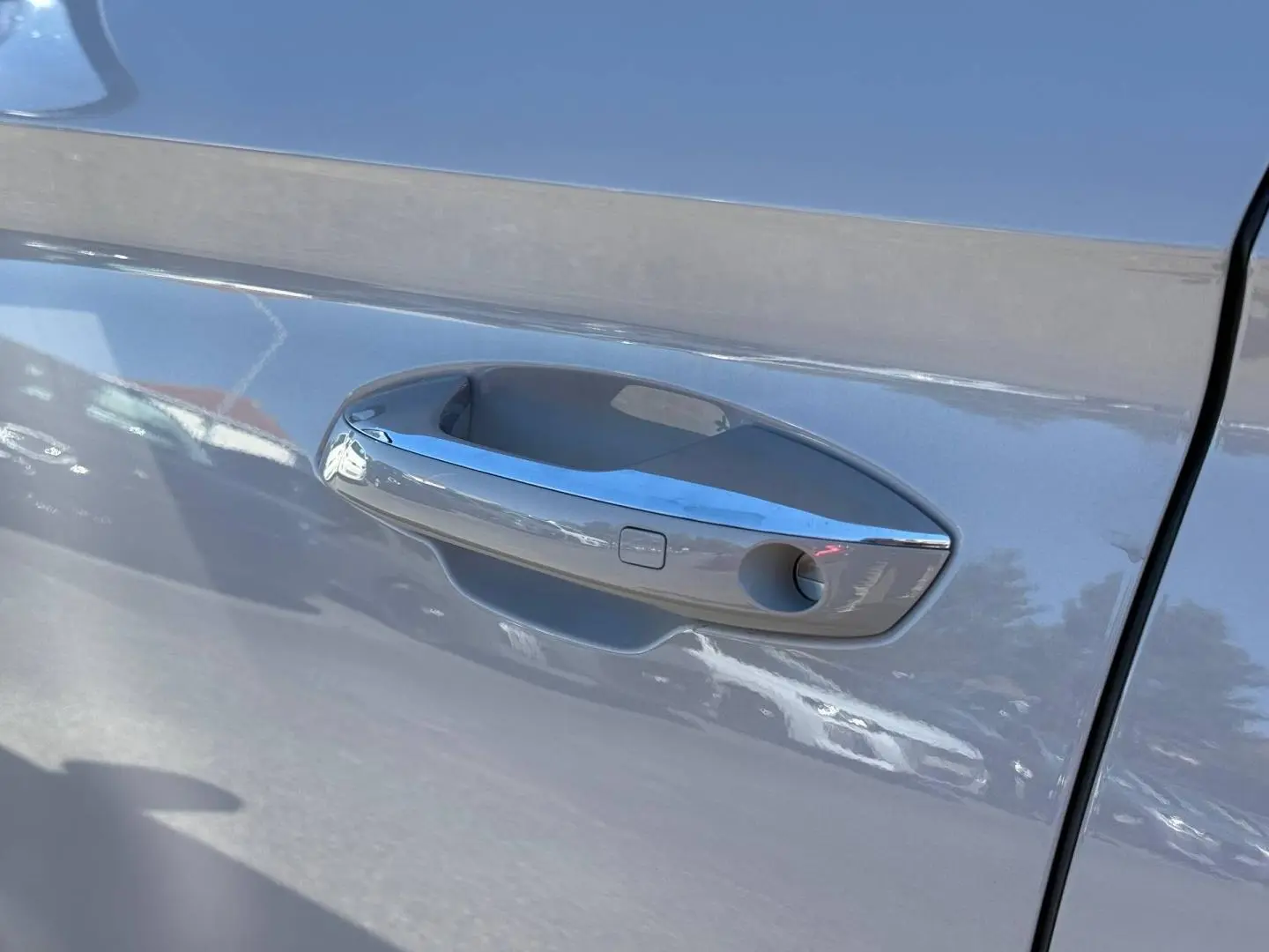 Poignée de porte côté gauche en chrome sur BYD SEAL U 1.5 DM-i 324ch Design AWD Boundless Cloud métallisé.