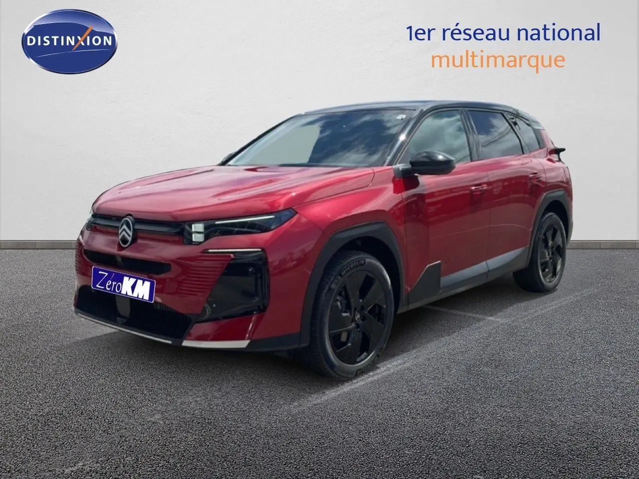 Citroën C5 Aircross Hybrid rouge rubis métal en 3/4 avant droit, avec jantes noires et détails noirs contrastants.
