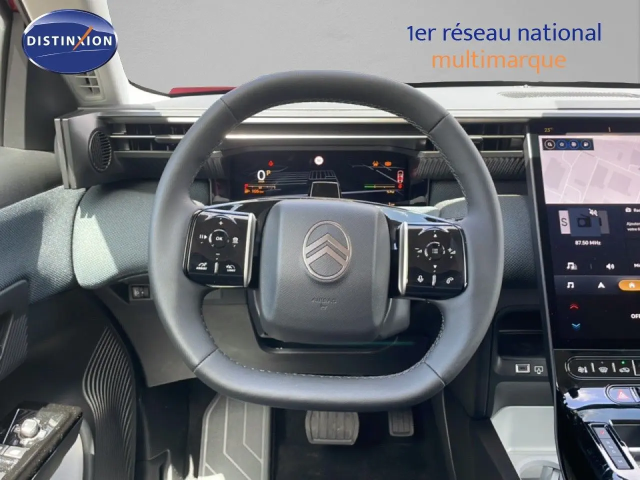 Vue rapprochée du volant cuir noir du Citroën C5 Aircross Hybrid 2026 avec tableau de bord digital et écran tactile.
