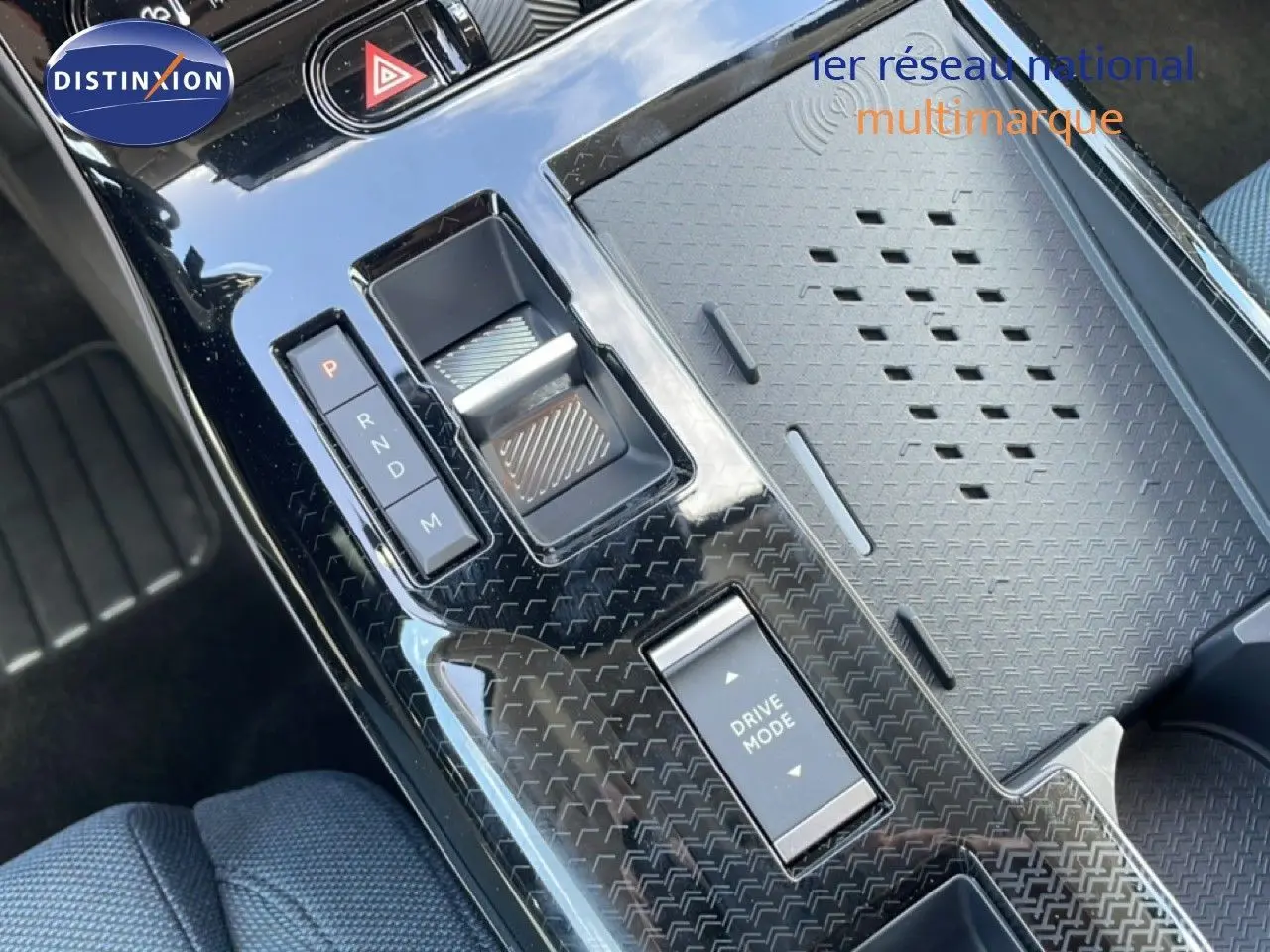 Gros plan sur la console centrale du Citroën C5 Aircross Hybrid 2026, avec levier de vitesse et bouton Drive Mode.