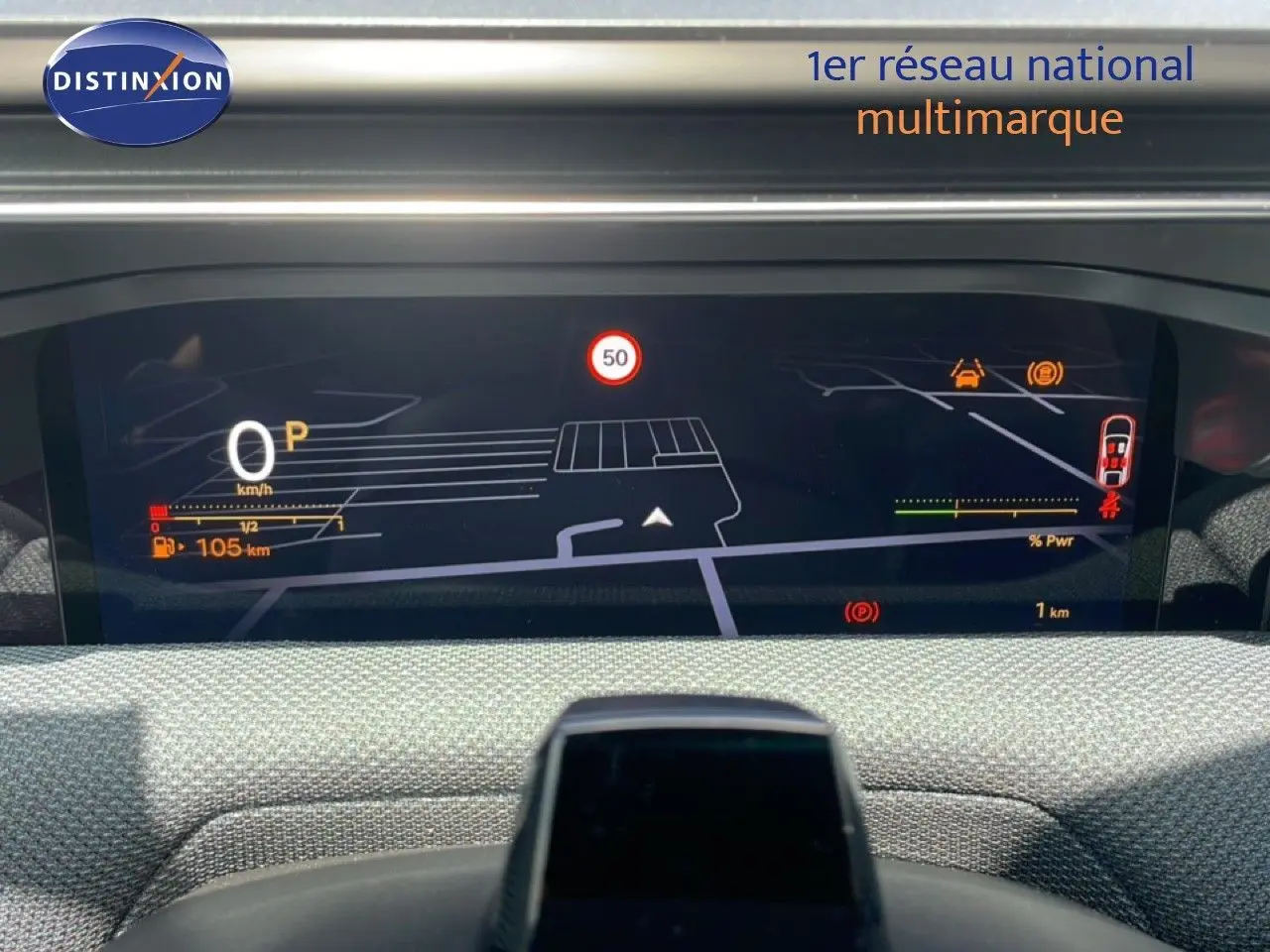 Tableau de bord numérique du Citroën C5 Aircross Hybrid 2026, affichage de navigation et informations de conduite.